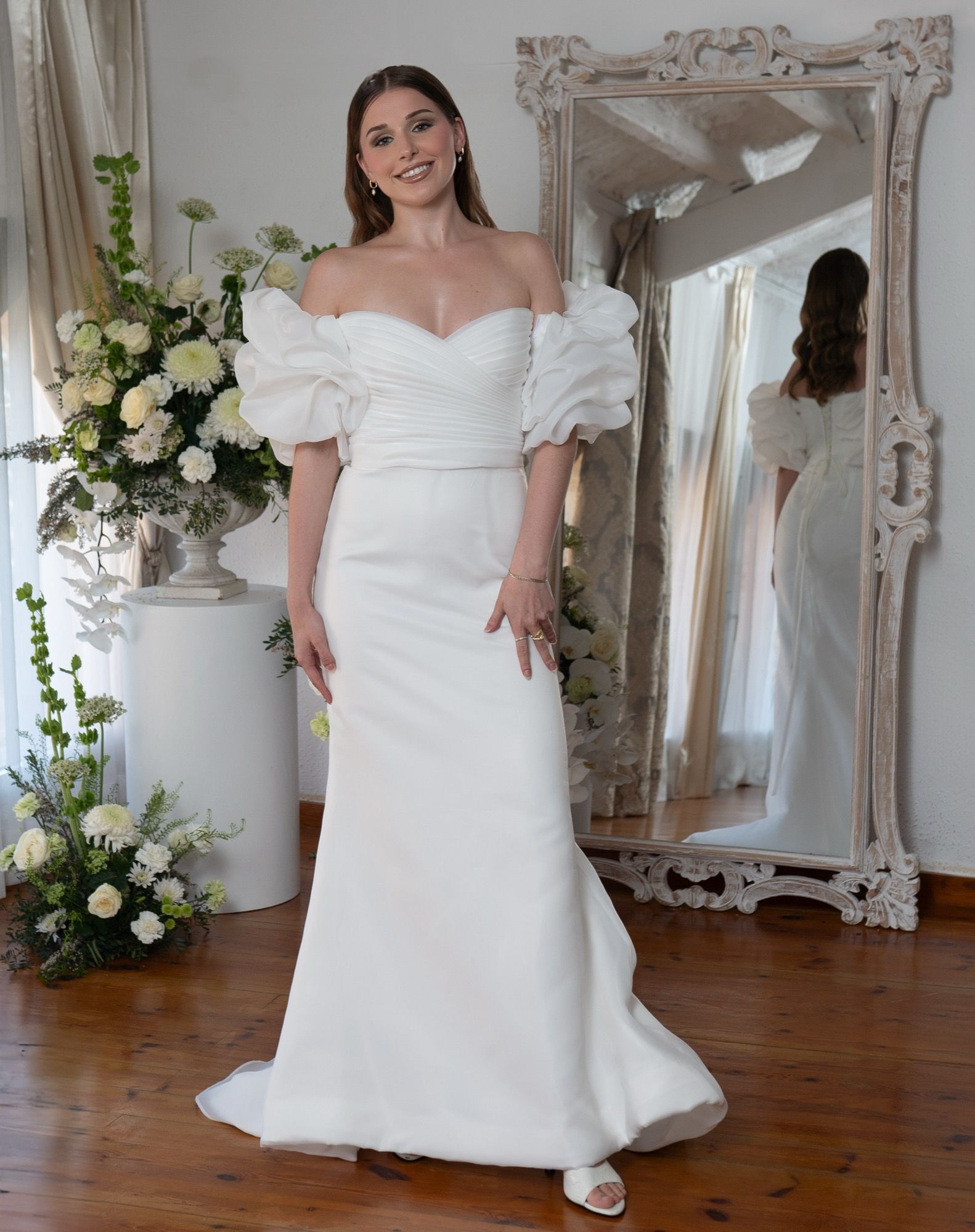 Vestido de novia sirena de crepé, escote corazón, mangas de organza plisada con hombros caídos — Oksana Dorenska
