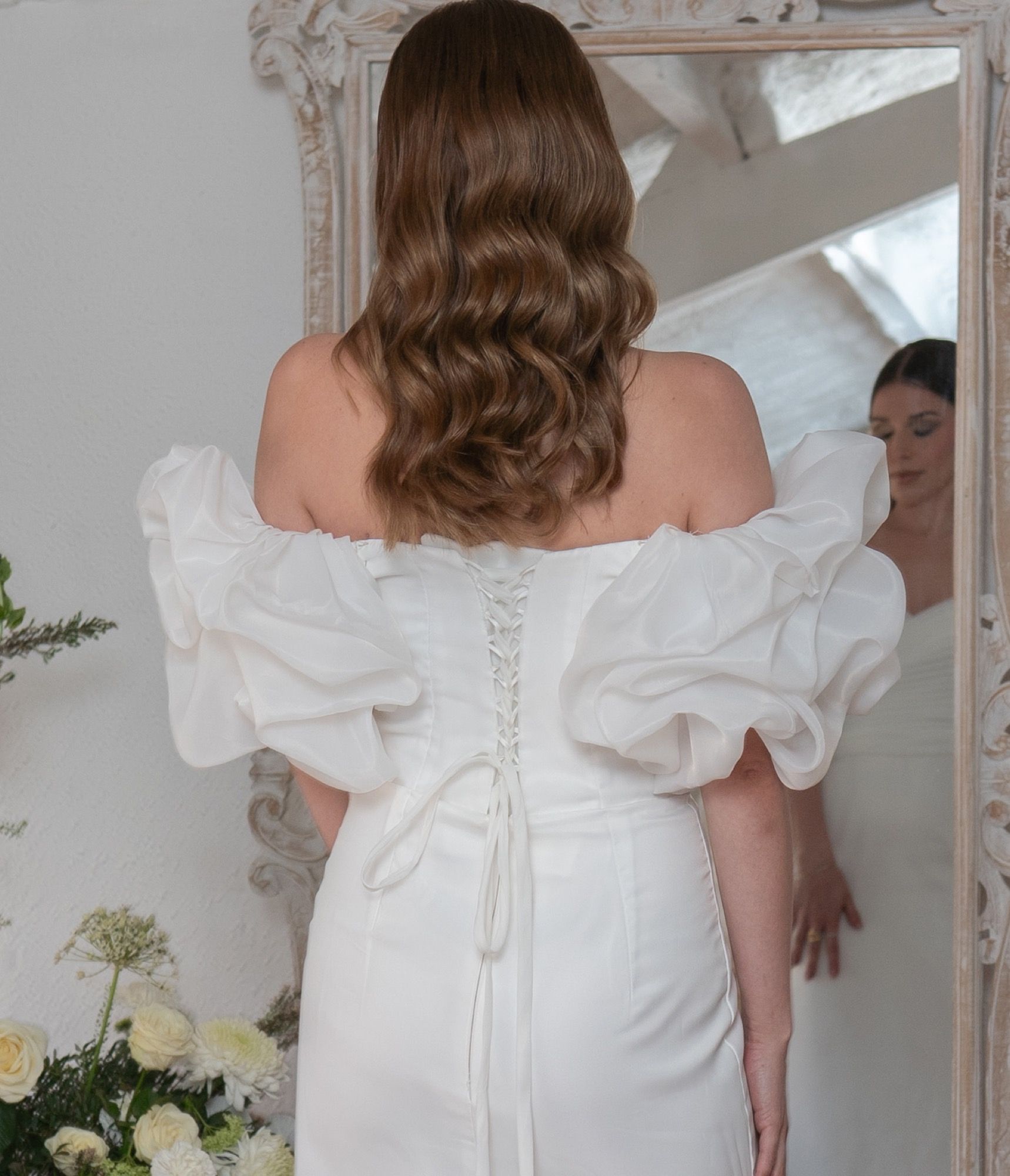 Vestido de novia sirena de crepé, escote corazón, mangas de organza plisada con hombros caídos — Oksana Dorenska