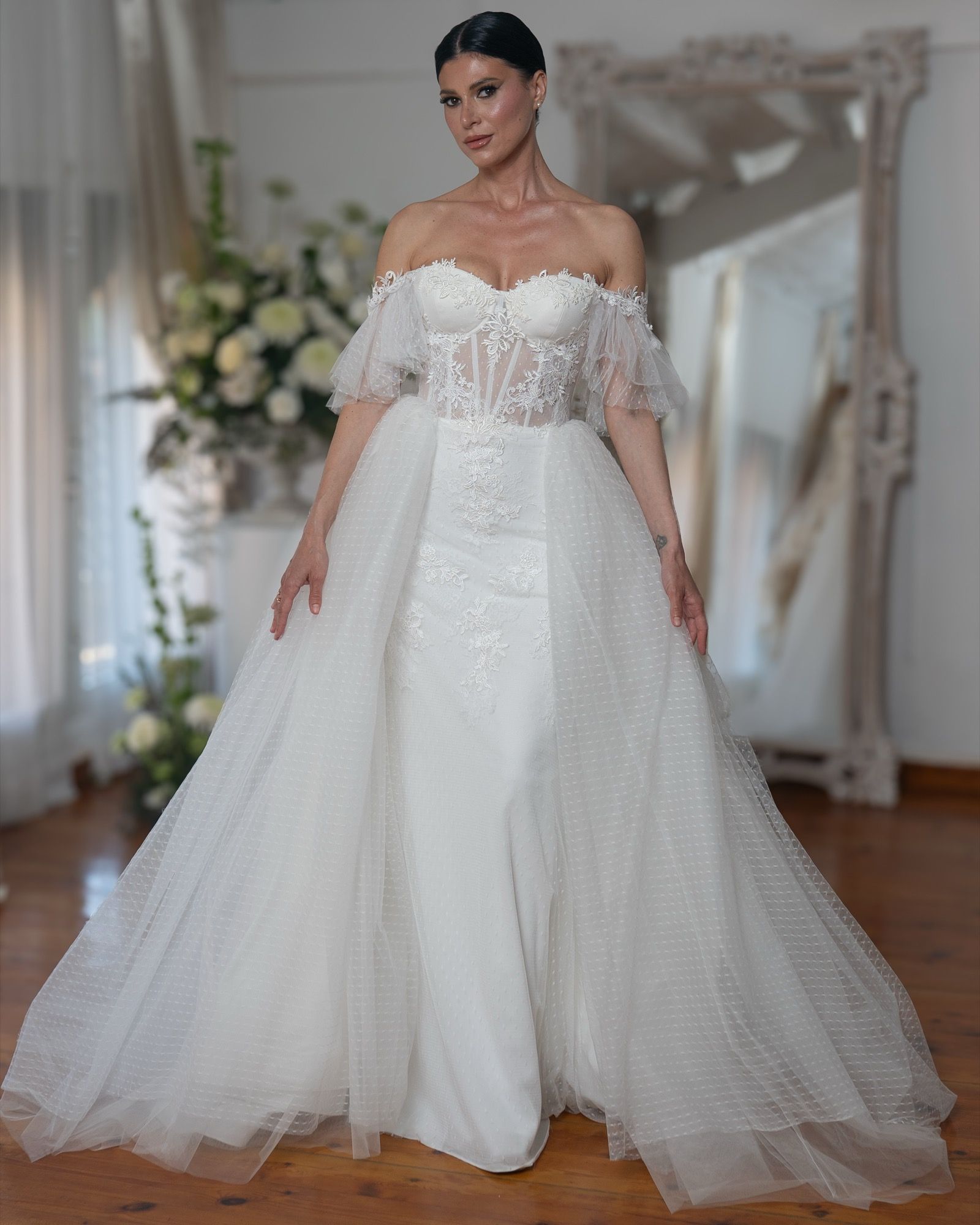 Vestido de novia sirena con cuerpo de encaje y sobrefalda desmontable de tul de puntos — Oksana Dorenska