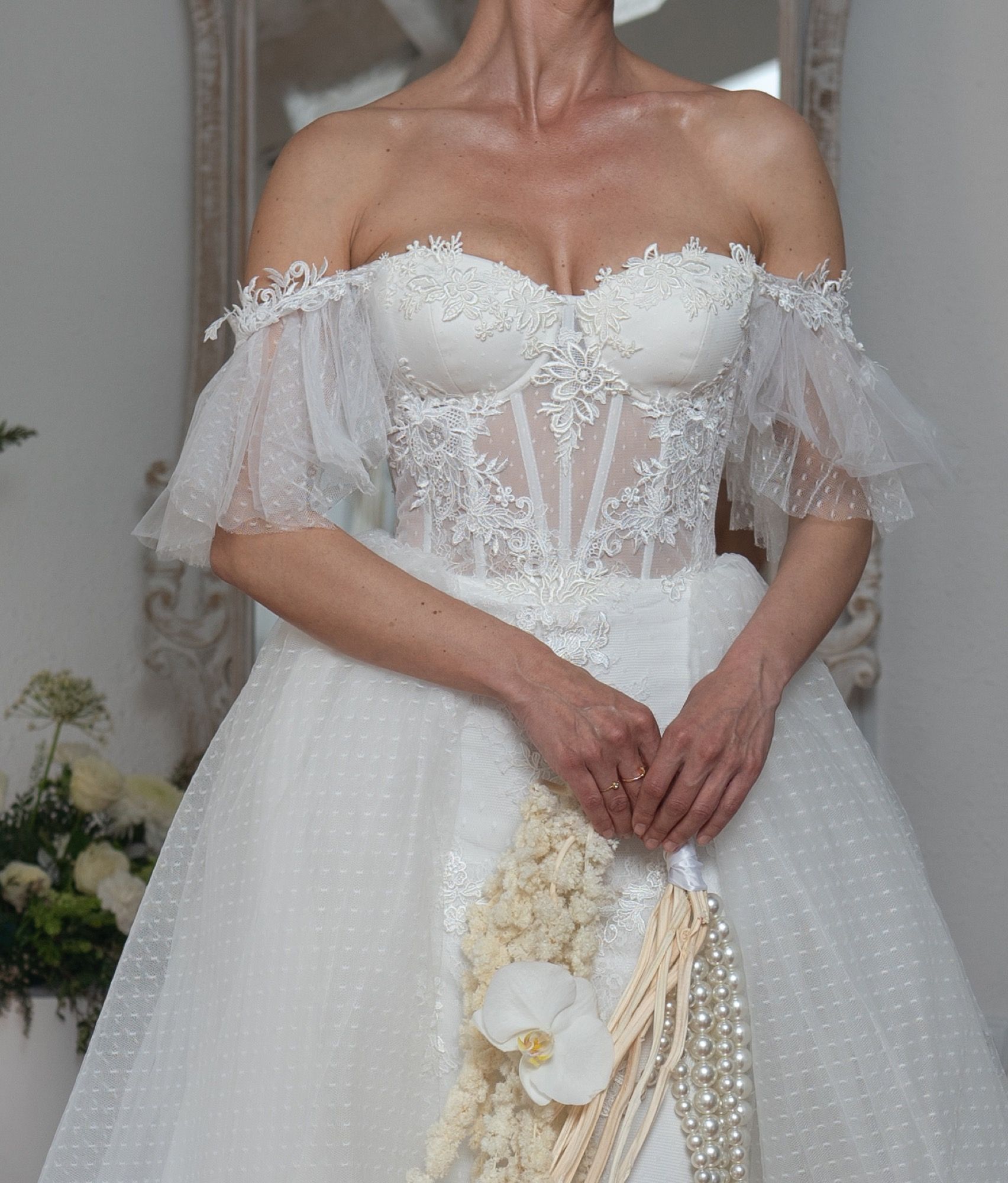 Detalle de un vestido de novia