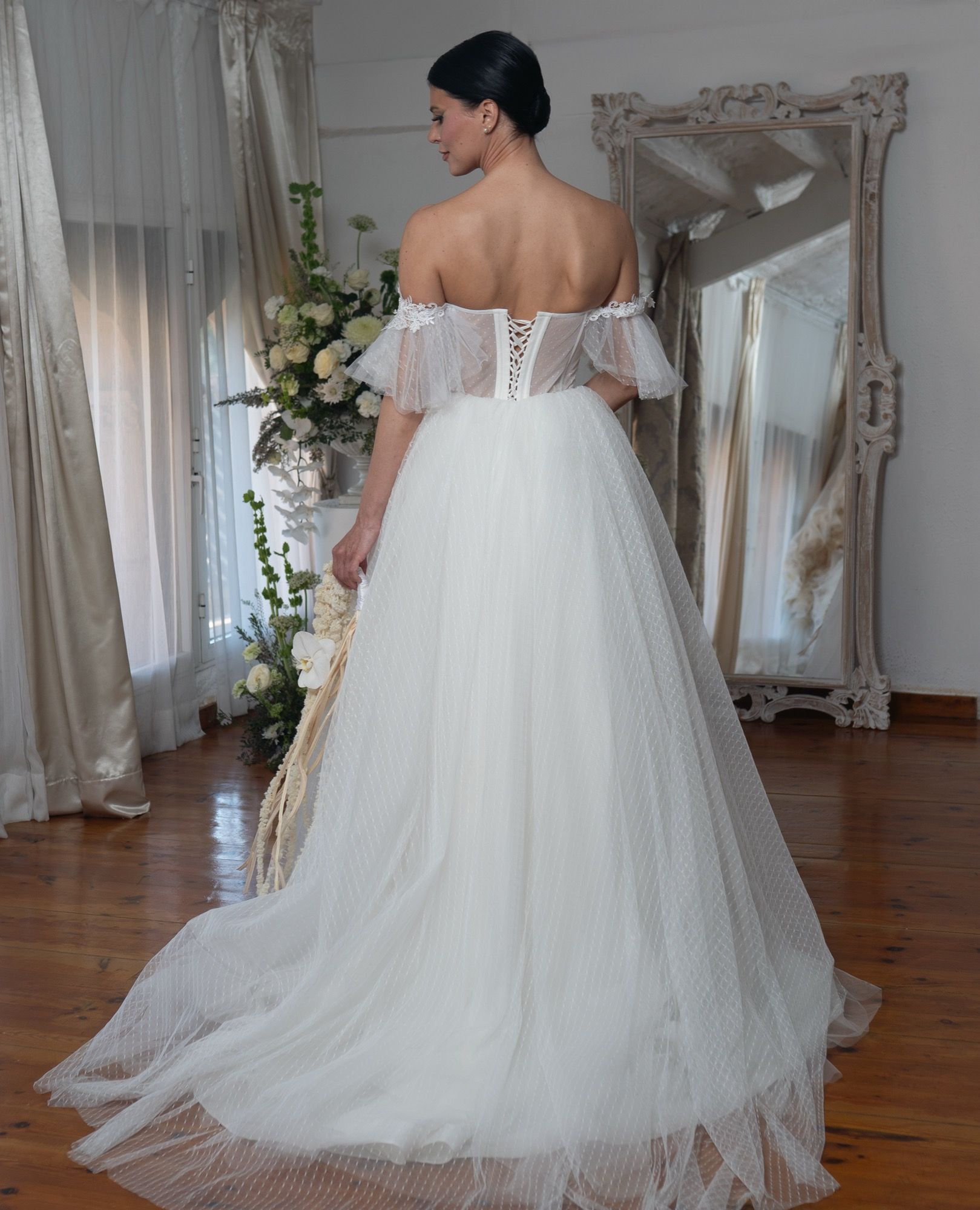 Vestido de novia sirena con cuerpo de encaje y sobrefalda desmontable de tul de puntos — Oksana Dorenska