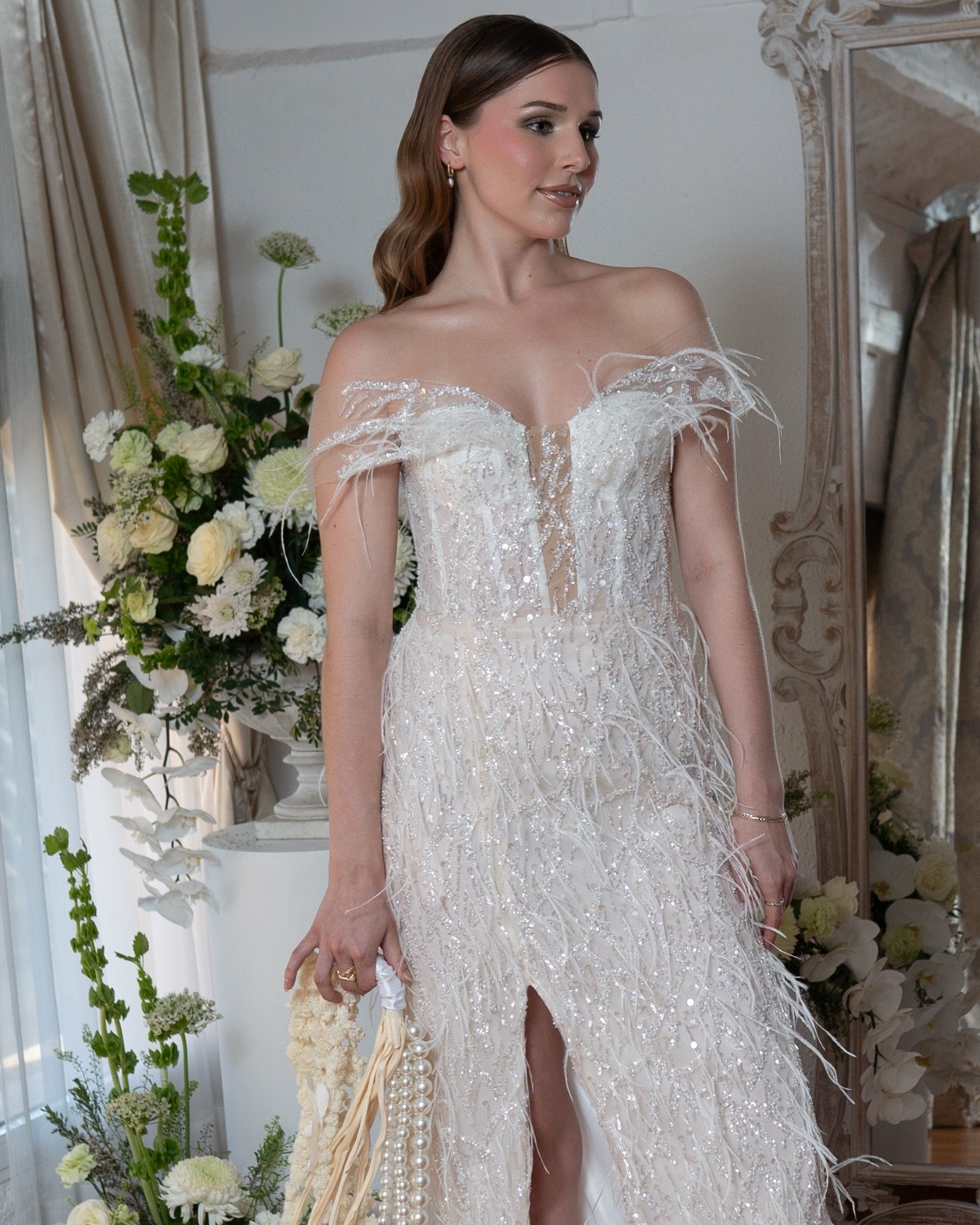 Vestido de novia sirena de lentejuelas y plumas, con abertura frontal — Oksana Dorenska