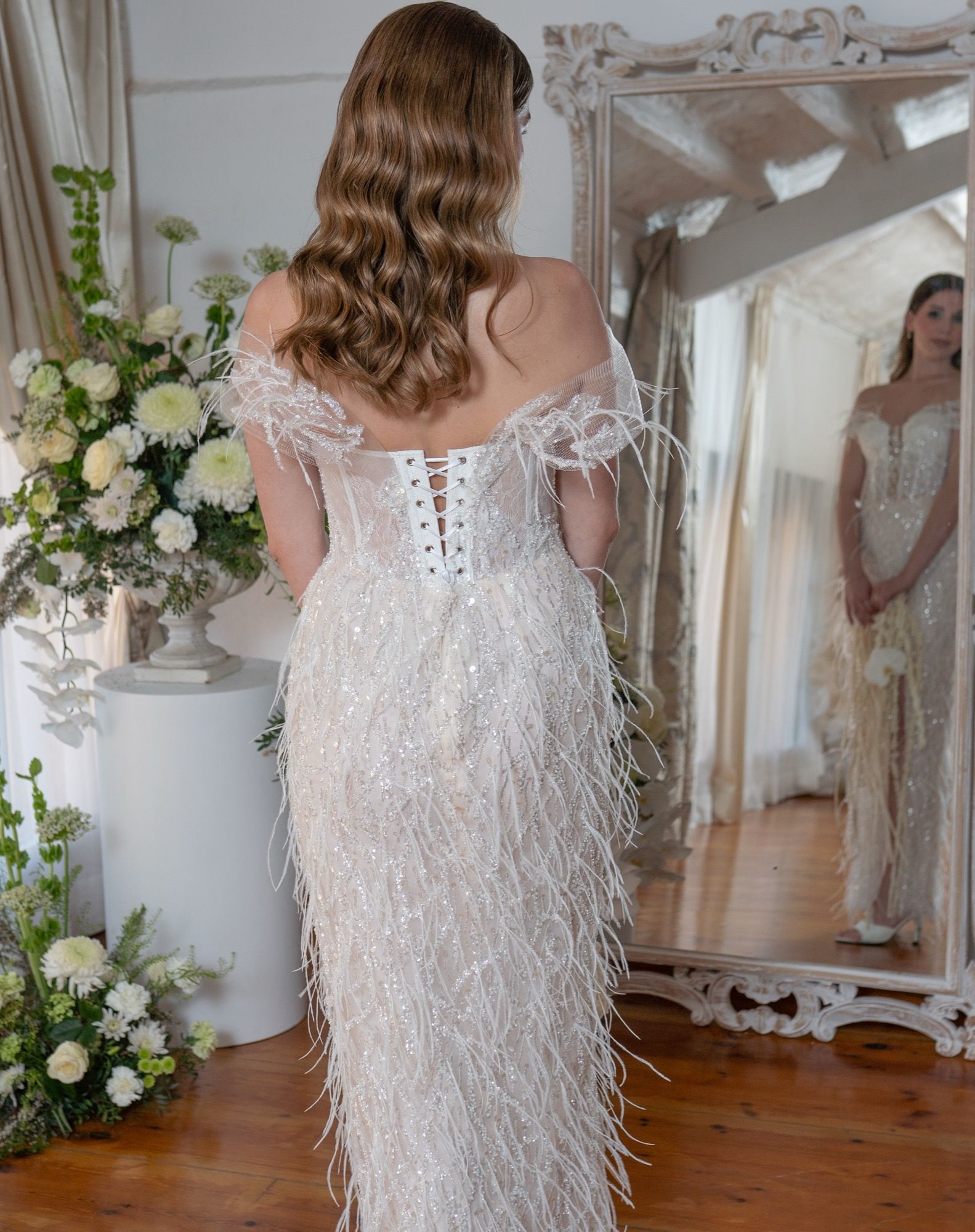 Vestido de novia sirena de lentejuelas y plumas, con abertura frontal — Oksana Dorenska