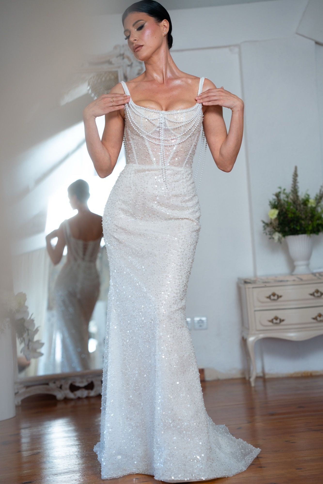 Vestido de novia recto de lentejuelas con tirantes finos de perlas — Oksana Dorenska