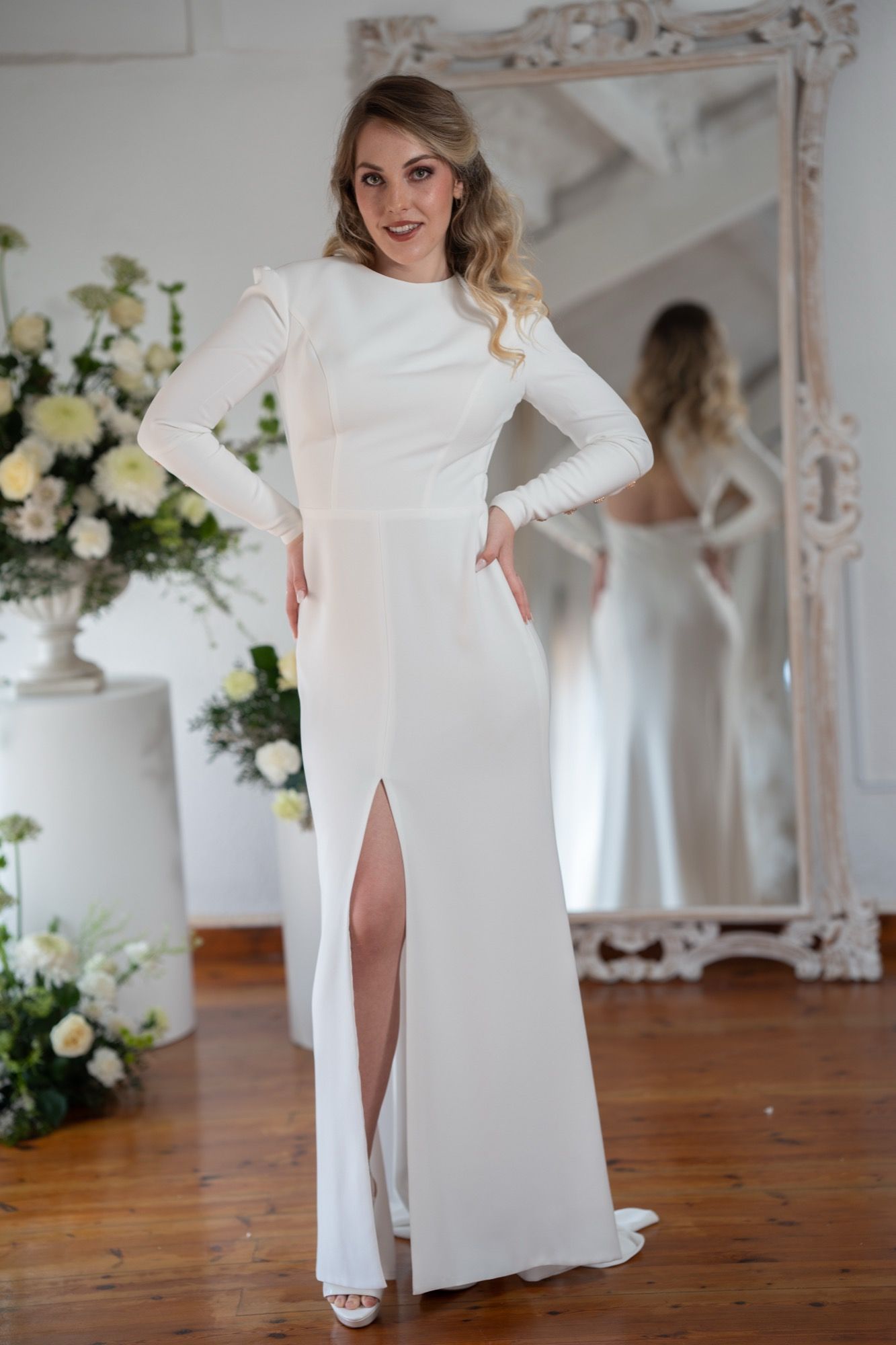 Vestido de novia recto de crepé de manga larga, abertura alta y espalda abierta — Oksana Dorenska