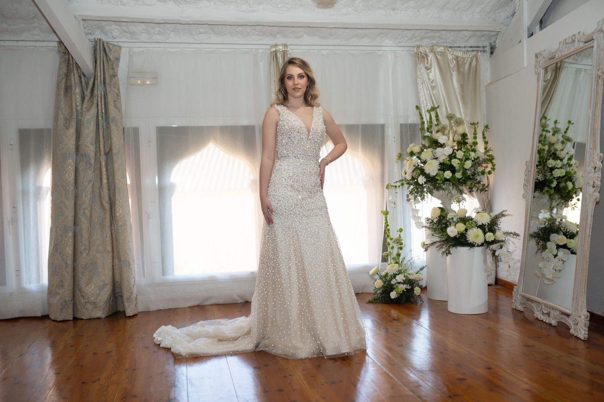 Vestido de novia línea A sin mangas, escote profundo en V, bordado de perlas y cristales, con cola — Oksana Dorenska