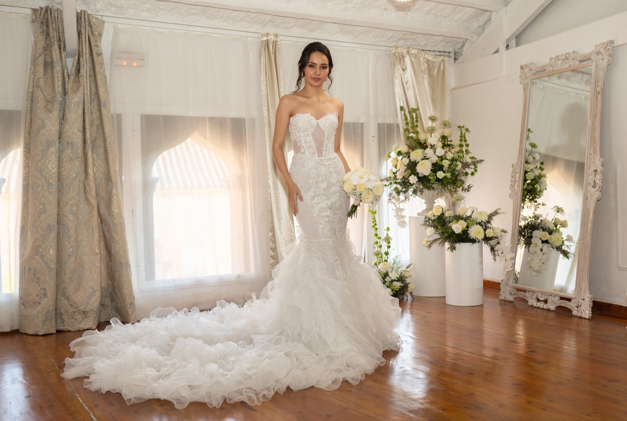 Vestido de novia sirena de encaje sin tirantes, escote corazón, cola de volantes de organza — Oksana Dorenska