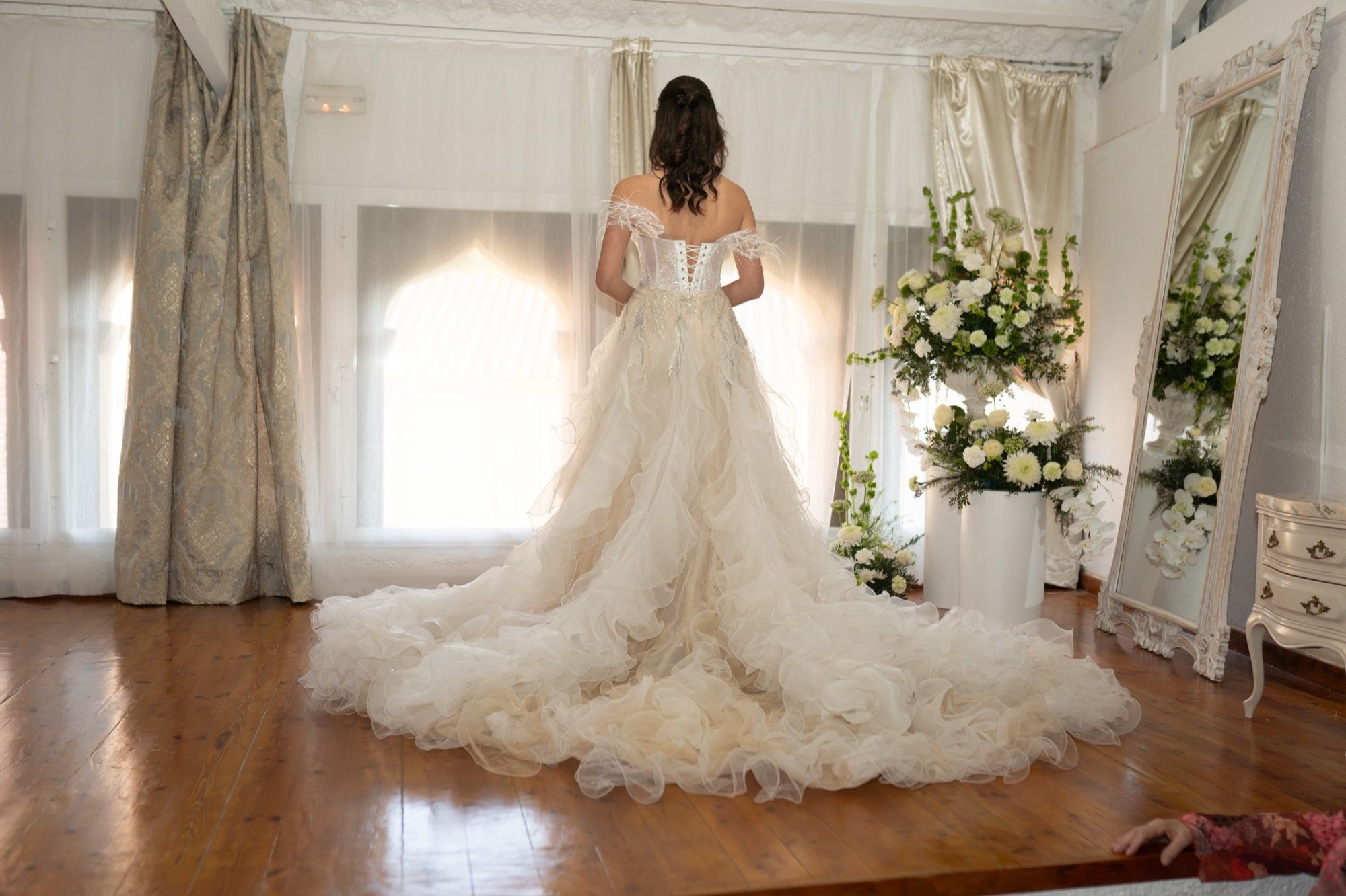 Vestido de novia de corte princesa, hombros caídos, cuerpo bordado con plumas, falda de organza con volantes — Oksana Dorenska