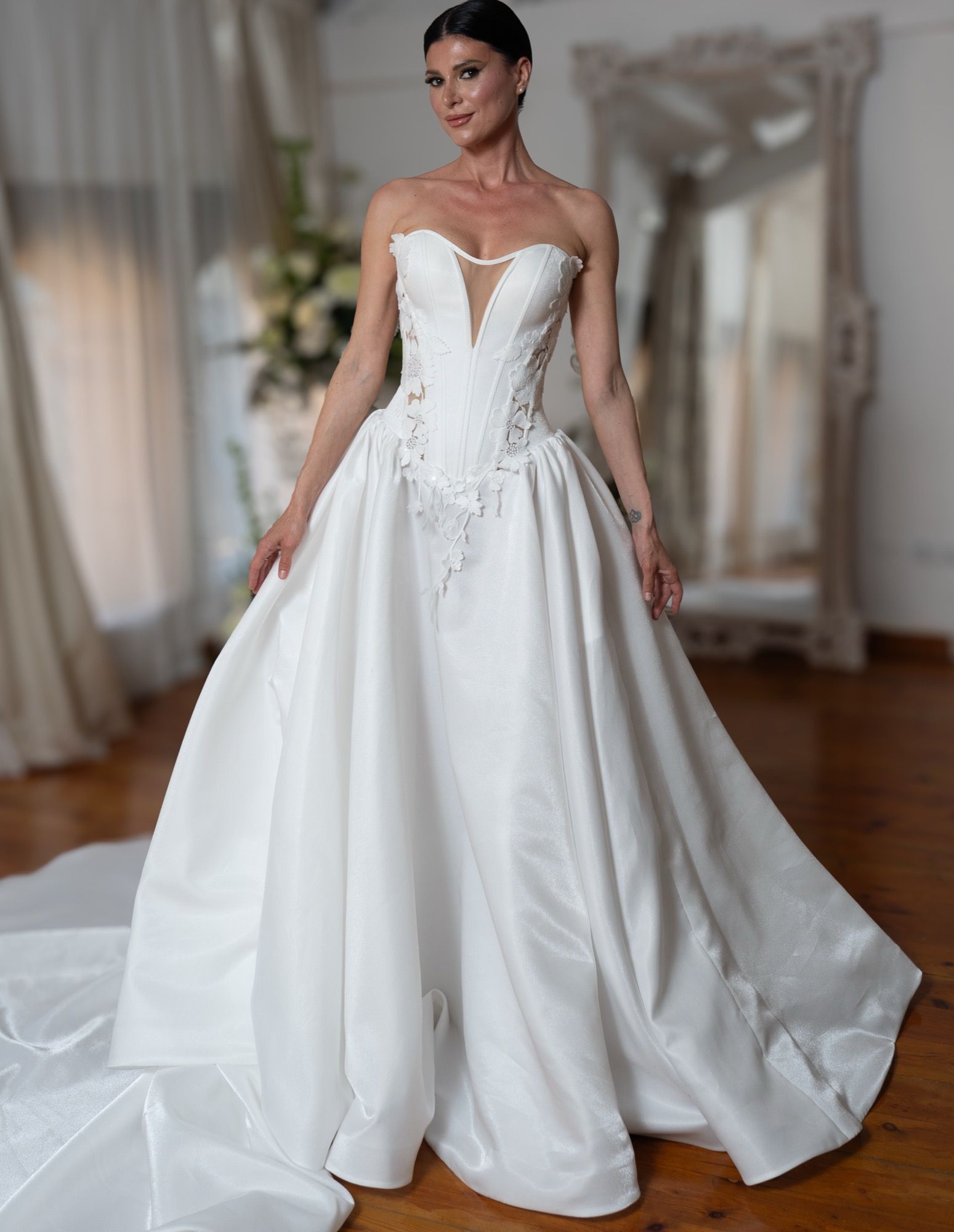 Vestido de novia de corte princesa sin tirantes, escote de ojo de cerradura, encaje floral, falda de satén — Oksana Dorenska