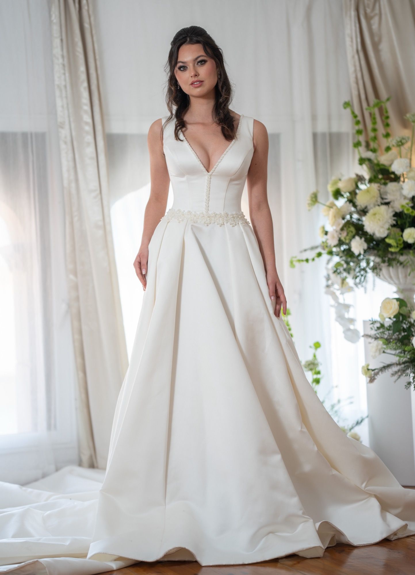 Vestido de novia de corte princesa sin mangas, escote en V con perlas, espalda de corsé con cordones — Oksana Dorenska