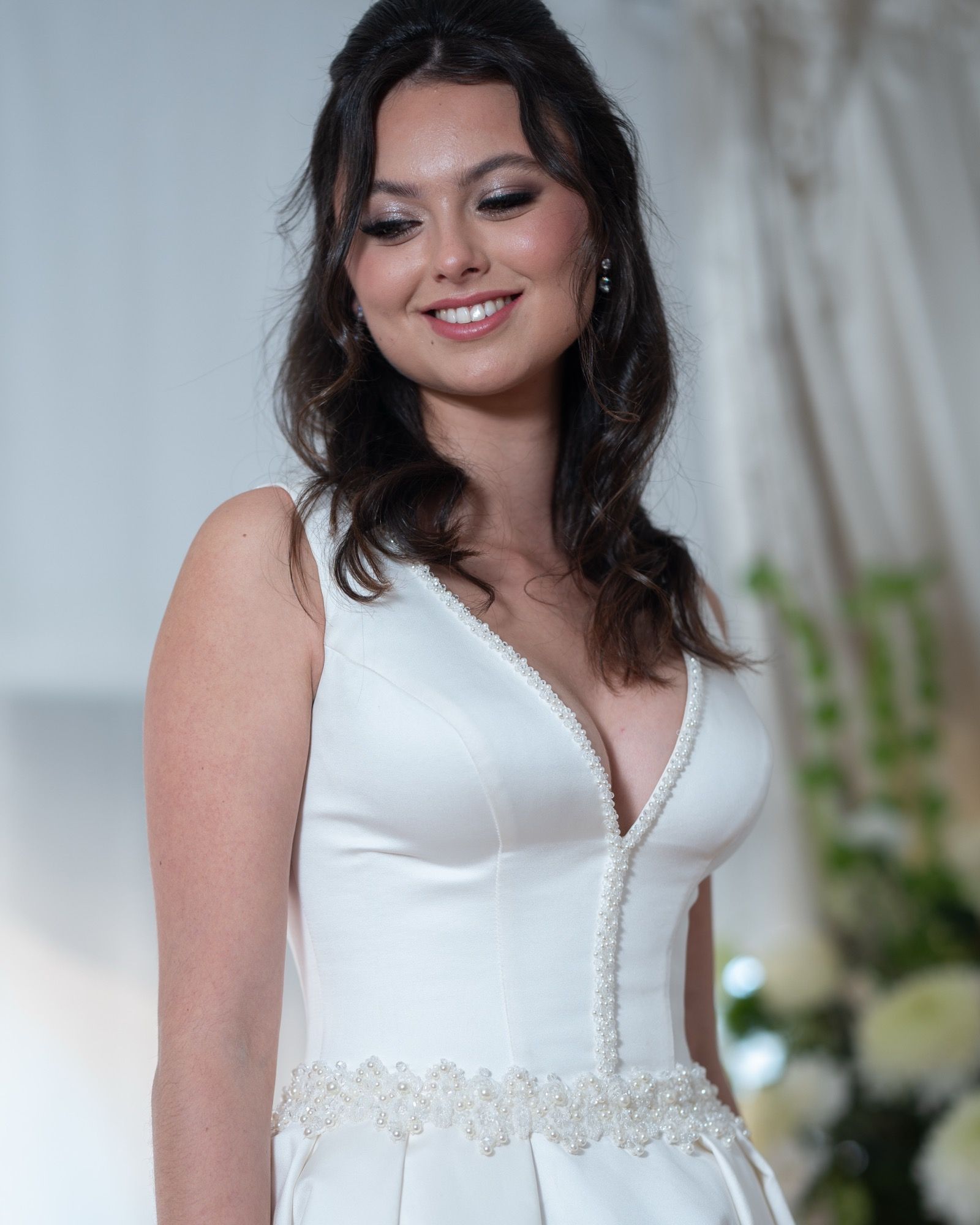 Vestido de novia de corte princesa sin mangas, escote en V con perlas, espalda de corsé con cordones — Oksana Dorenska