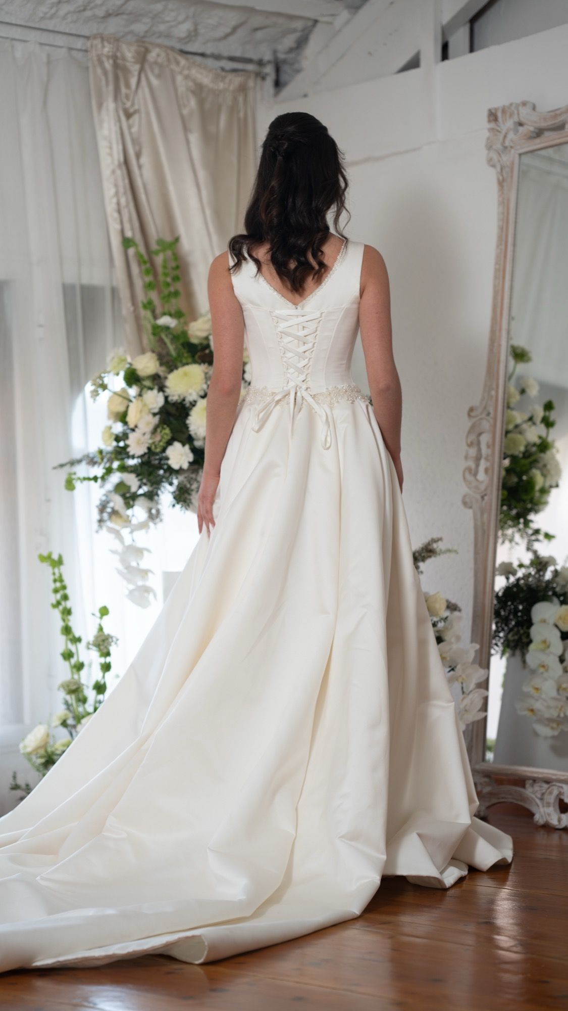 Vestido de novia de corte princesa sin mangas, escote en V con perlas, espalda de corsé con cordones — Oksana Dorenska