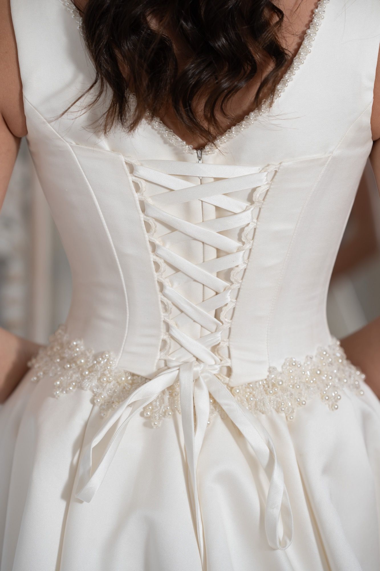 Vestido de novia de corte princesa sin mangas, escote en V con perlas, espalda de corsé con cordones — Oksana Dorenska