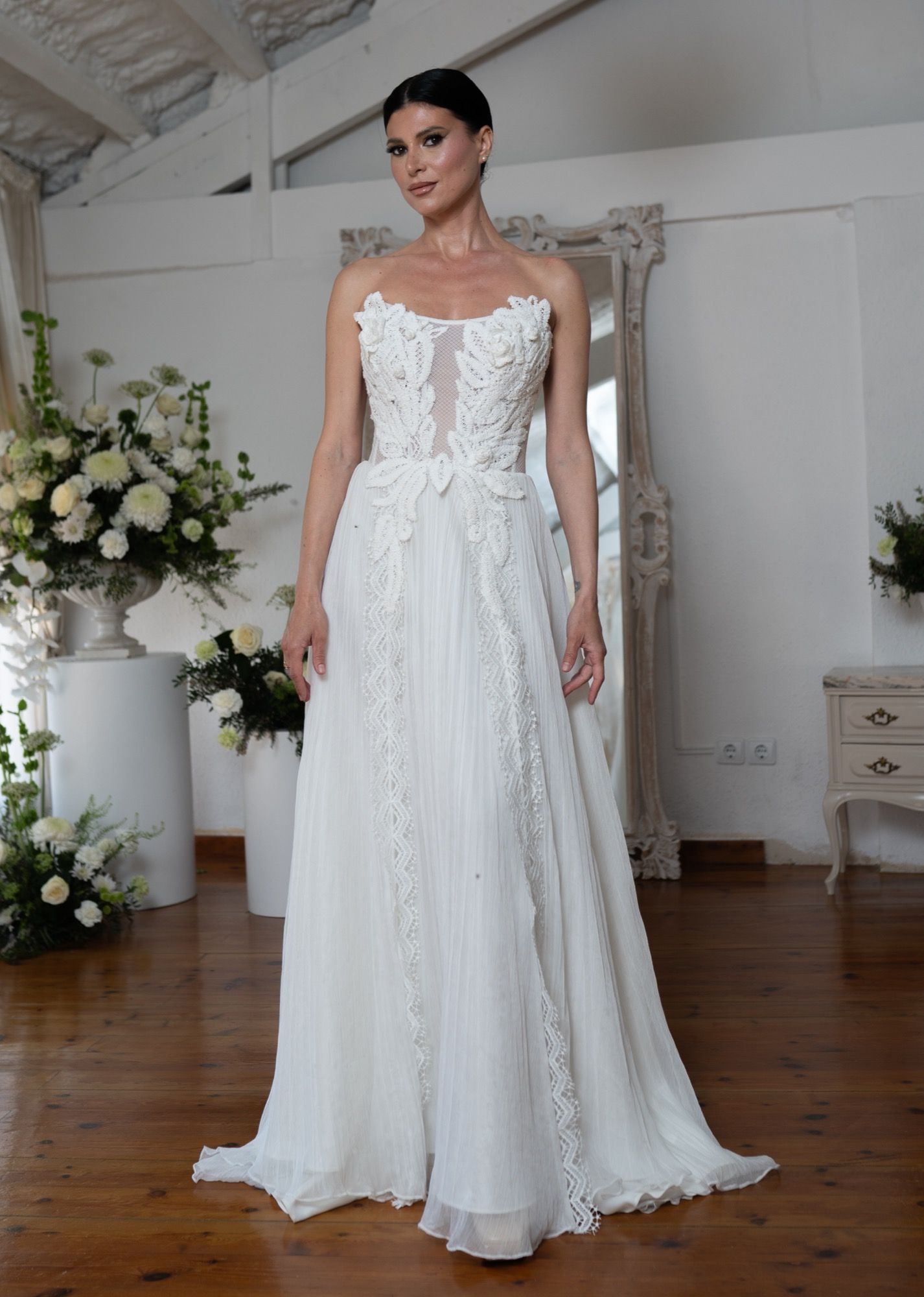 Vestido de novia línea A sin tirantes, cuerpo de encaje floral, falda de gasa plisada, cola con encaje — Oksana Dorenska