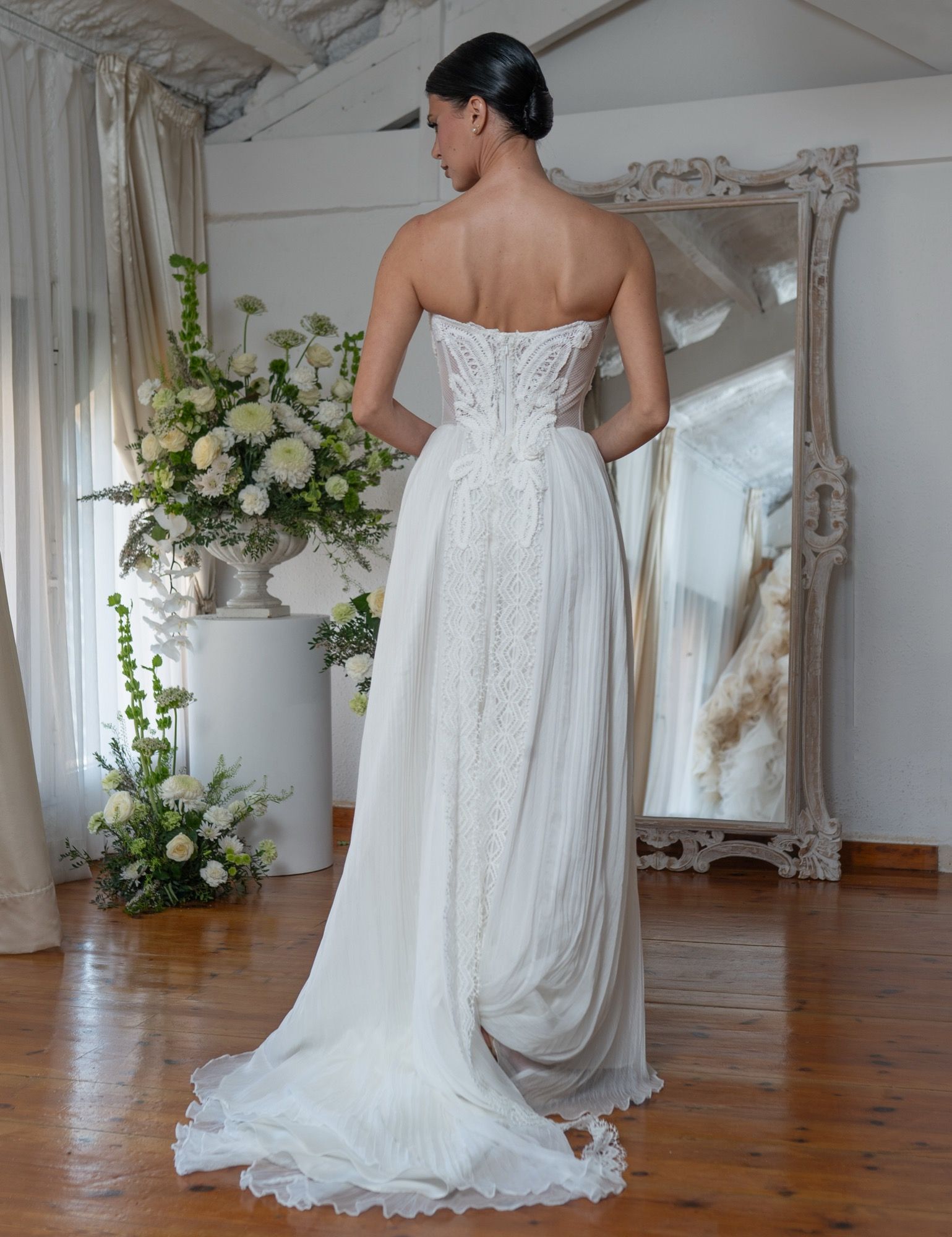 Vestido de novia línea A sin tirantes, cuerpo de encaje floral, falda de gasa plisada, cola con encaje — Oksana Dorenska