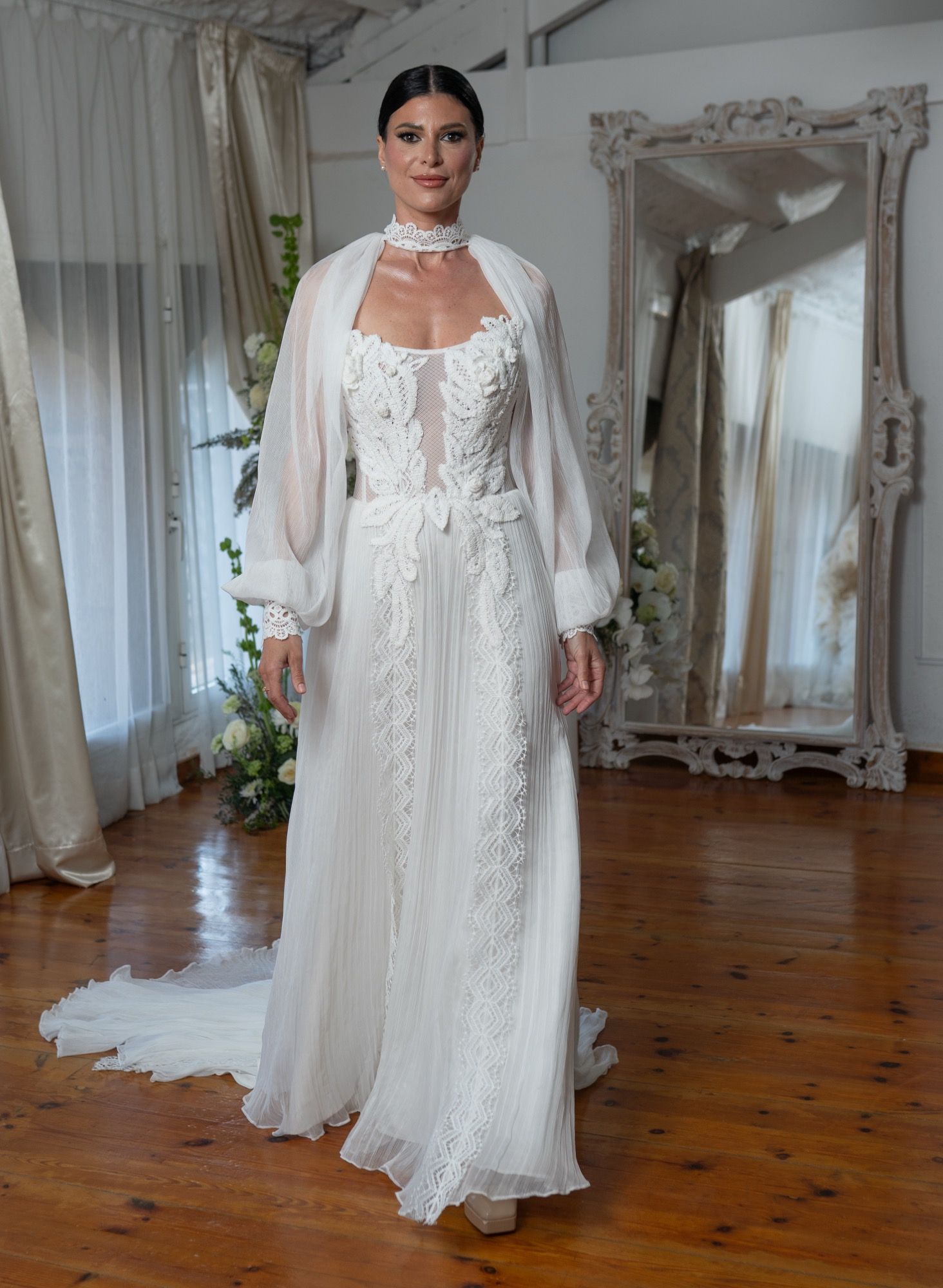 Vestido de novia línea A sin tirantes, cuerpo de encaje floral, falda de gasa plisada, cola con encaje — Oksana Dorenska