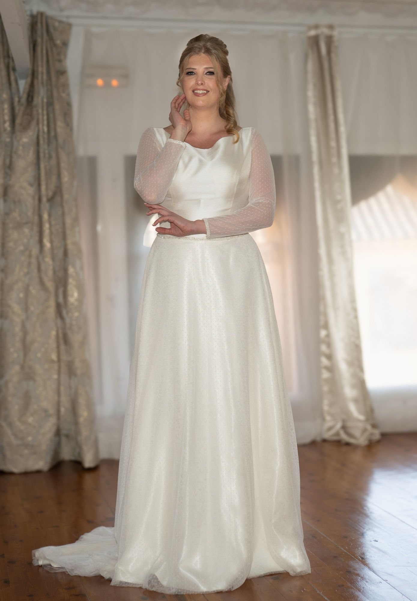 Vestido de novia línea A de satén, escote drapeado, mangas de tul de puntos — Oksana Dorenska
