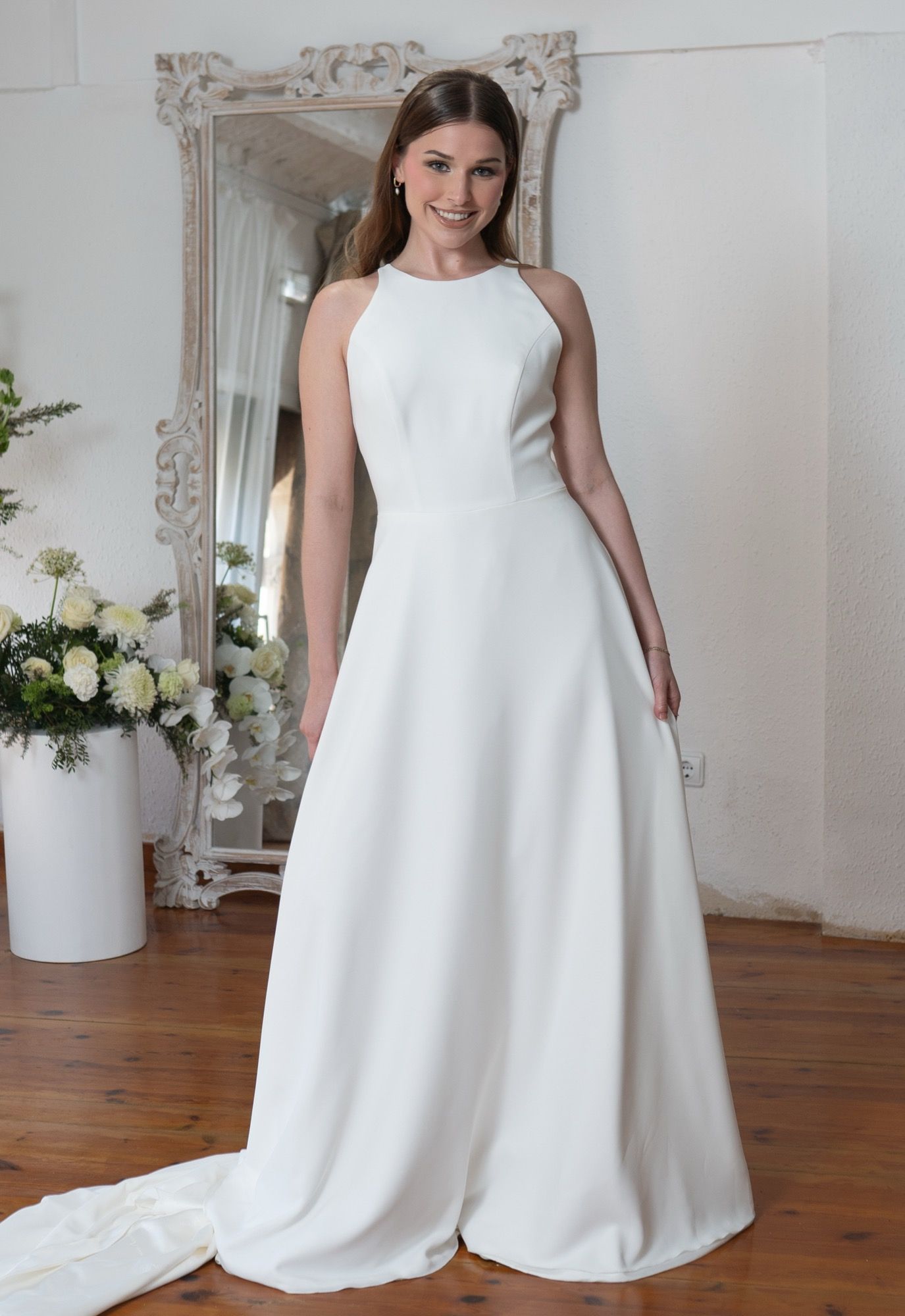 Vestido de novia línea A con cuello halter, espalda deportiva y botones enjoyados — Oksana Dorenska