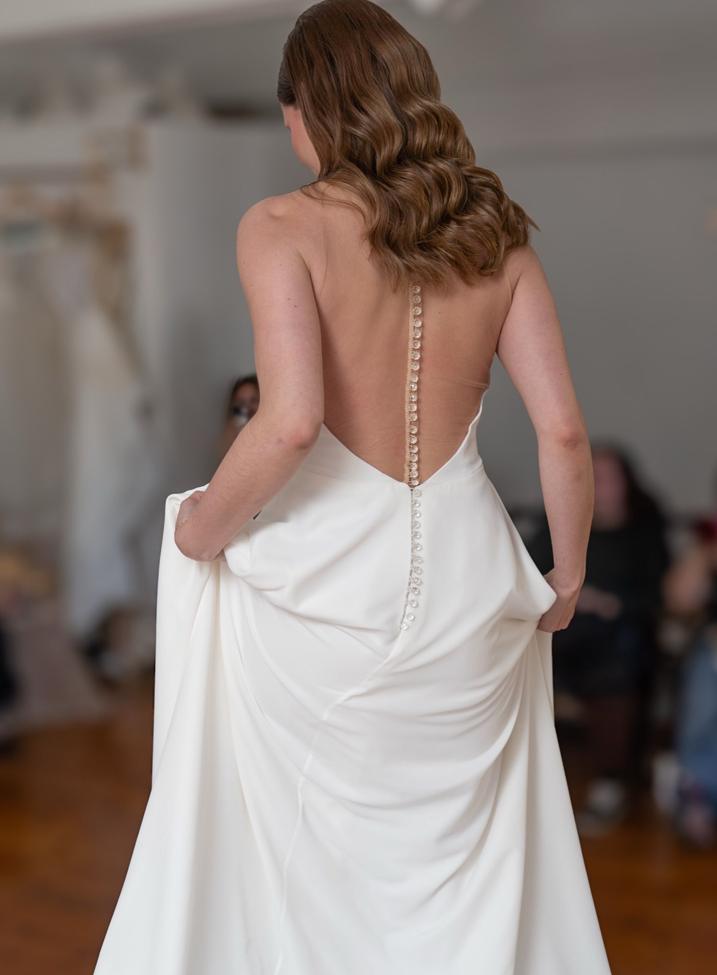 Vestido de novia línea A con cuello halter, espalda deportiva y botones enjoyados — Oksana Dorenska