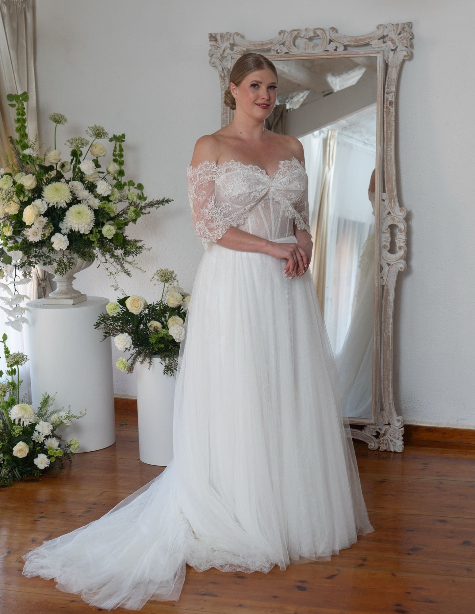 Vestido de novia de corte princesa, hombros caídos, cuerpo de encaje, falda de tul con cola, espalda de cordones — Oksana Dorenska