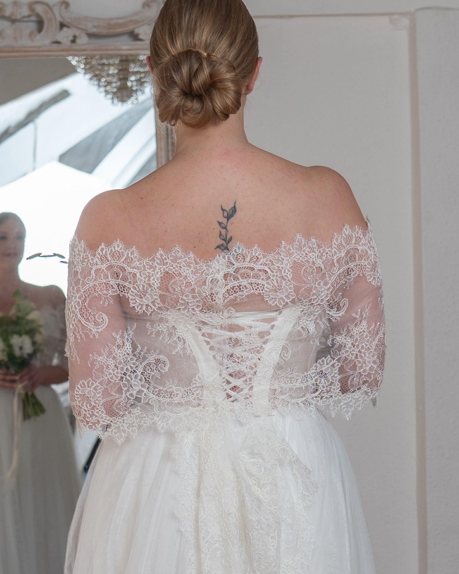Vestido de novia de corte princesa, hombros caídos, cuerpo de encaje, falda de tul con cola, espalda de cordones — Oksana Dorenska