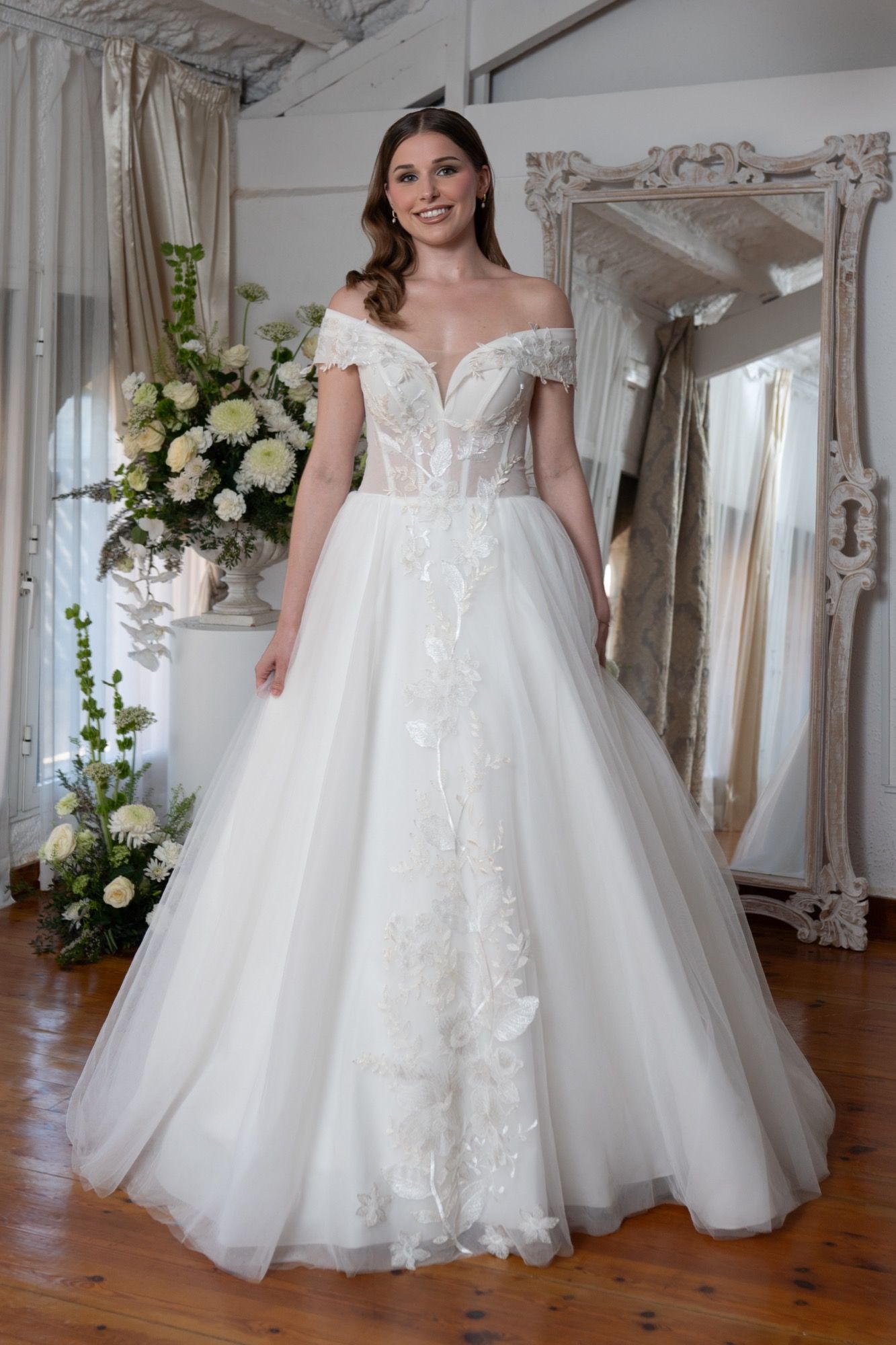 Vestido de novia de corte princesa, hombros caídos, cuerpo de encaje, falda de tul con cola, espalda de cordones — Oksana Dorenska