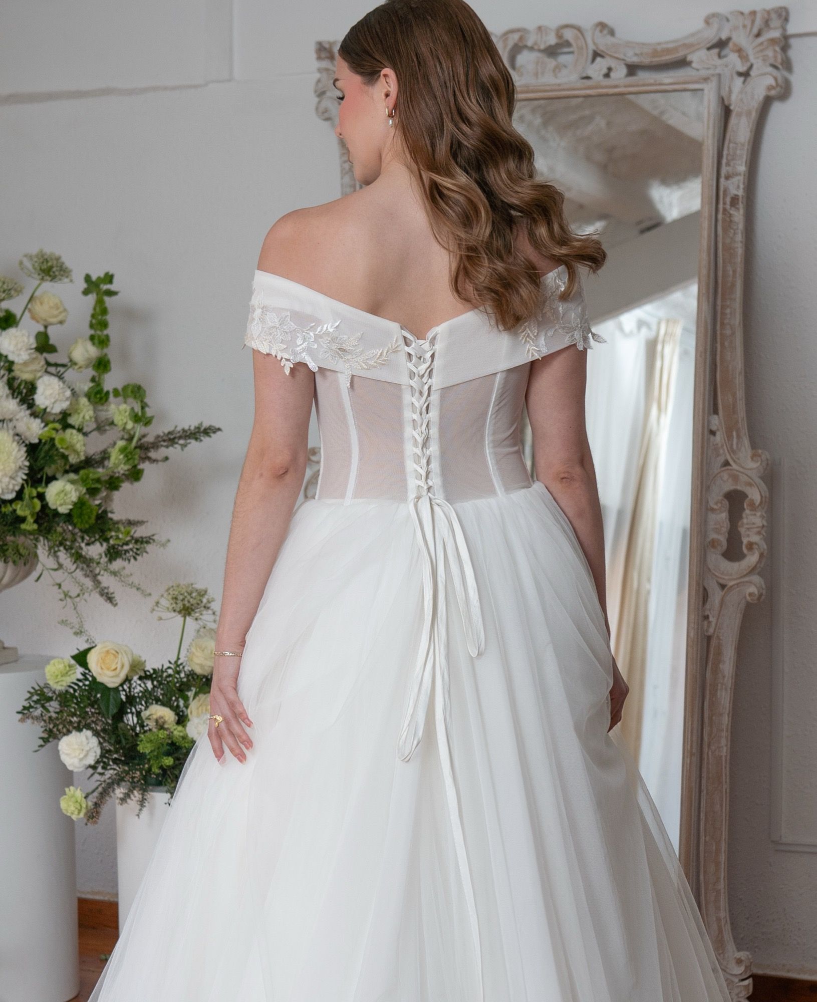 Vestido de novia de corte princesa, hombros caídos, cuerpo de encaje, falda de tul con cola, espalda de cordones — Oksana Dorenska