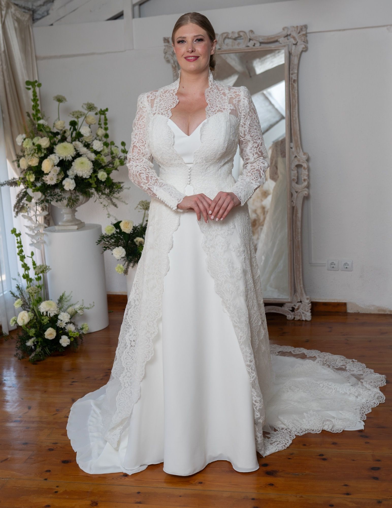 Vestido de novia recto con cola y chaqueta bolero de encaje — Oksana Dorenska