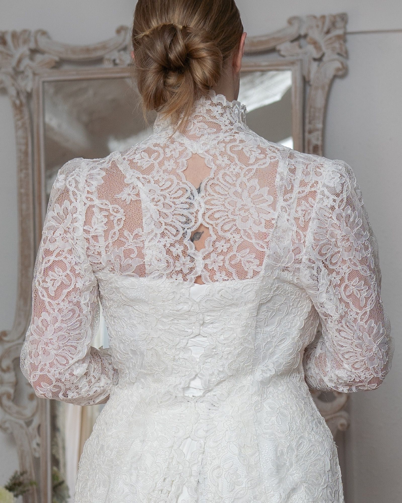 Vestido de novia recto con cola y chaqueta bolero de encaje — Oksana Dorenska