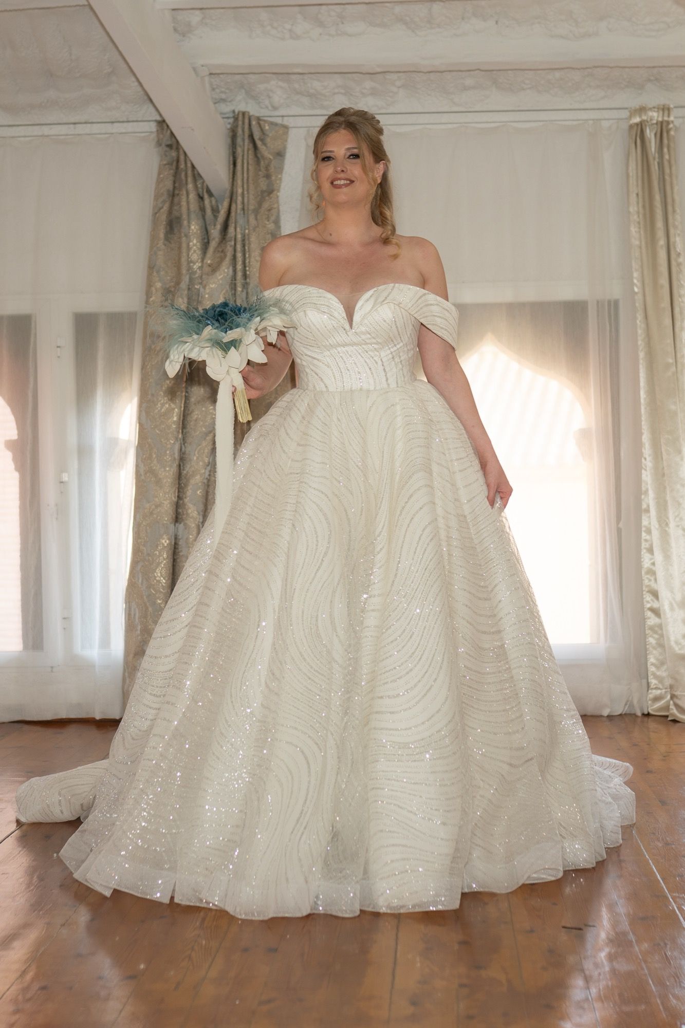 Vestido de novia de corte princesa, hombros caídos, lentejuelas con motivo de remolinos — Oksana Dorenska