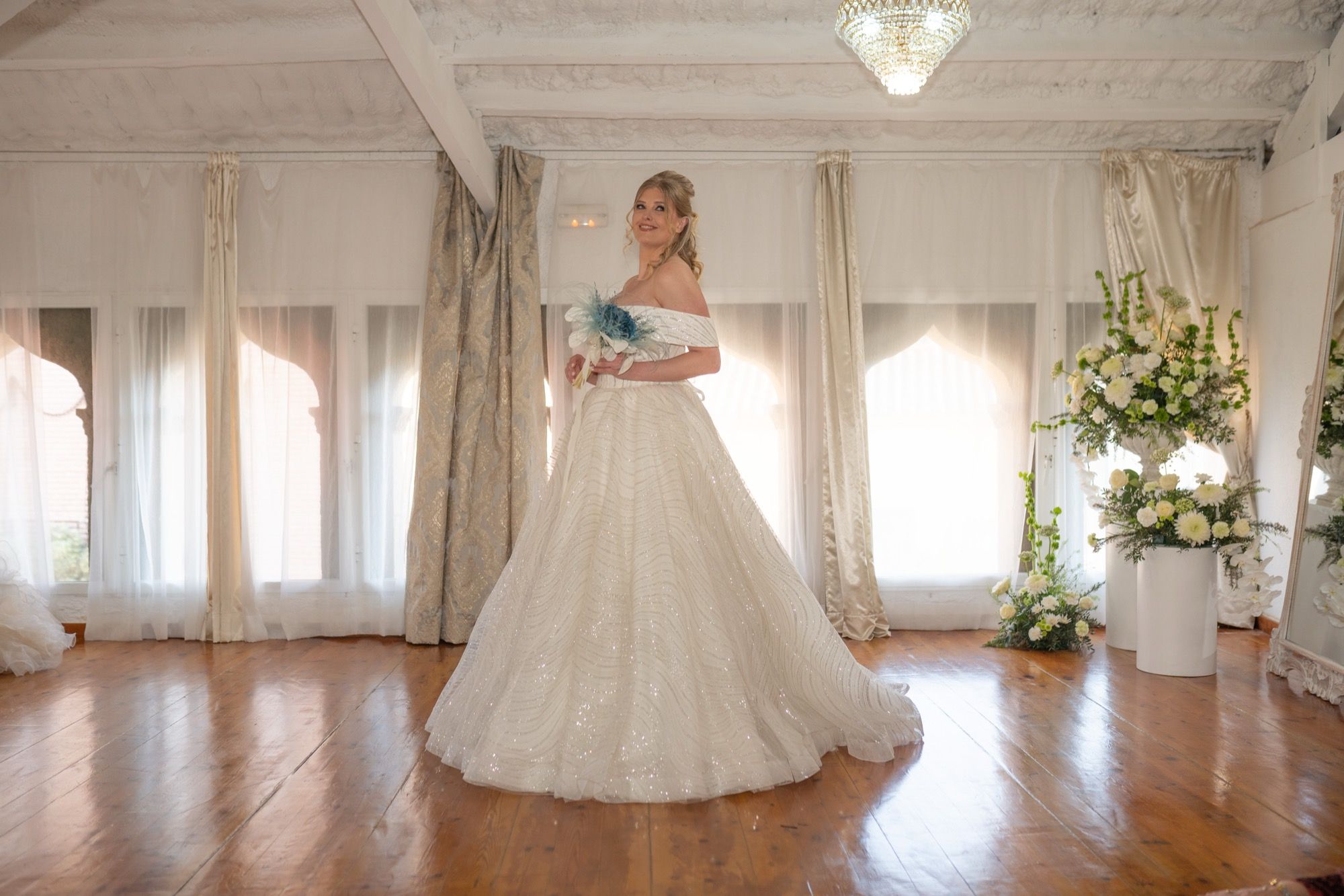 Vestido de novia de corte princesa, hombros caídos, lentejuelas con motivo de remolinos — Oksana Dorenska
