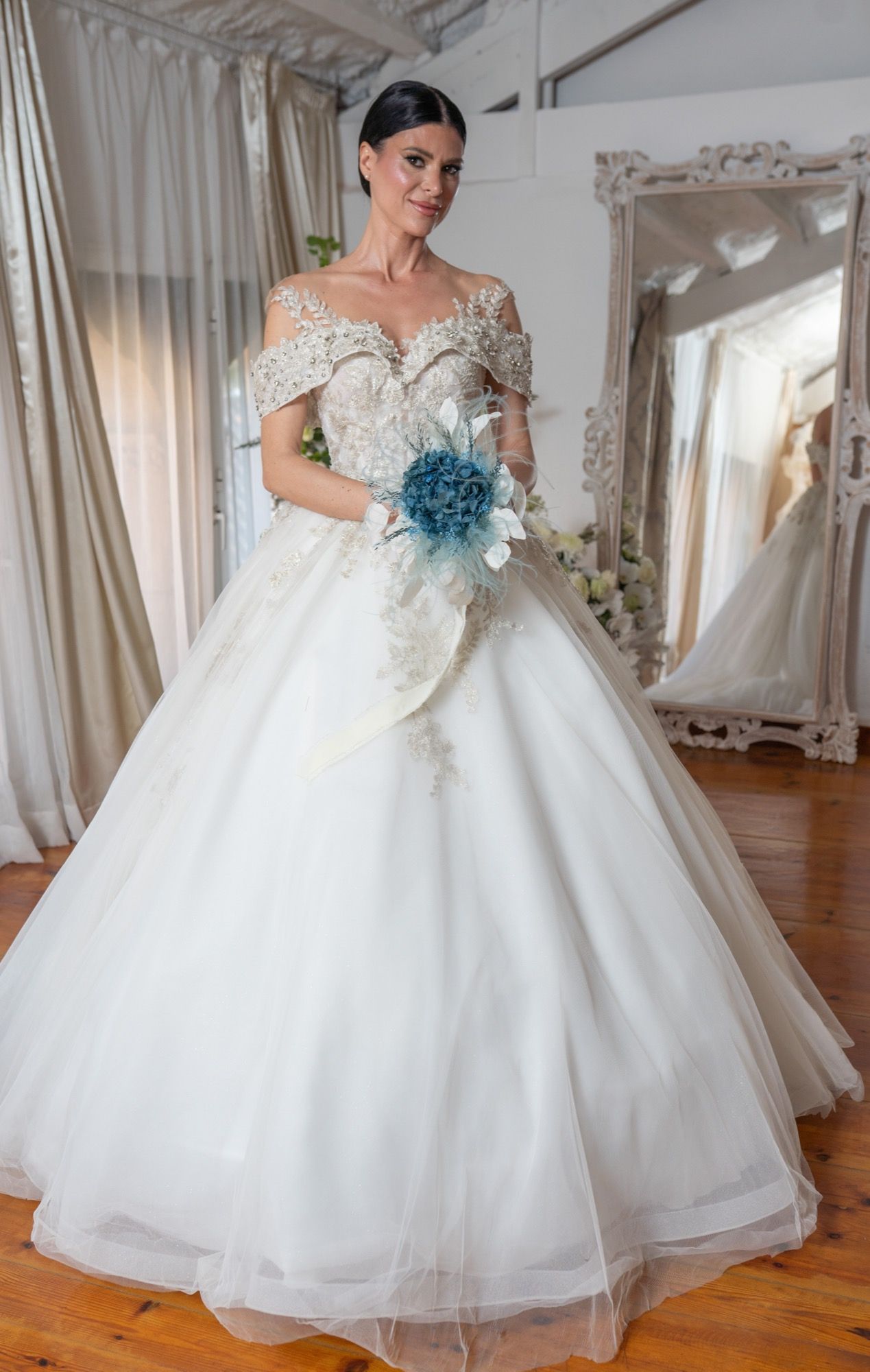 Vestido de novia de corte princesa, hombros caídos, encaje profusamente bordado — Oksana Dorenska