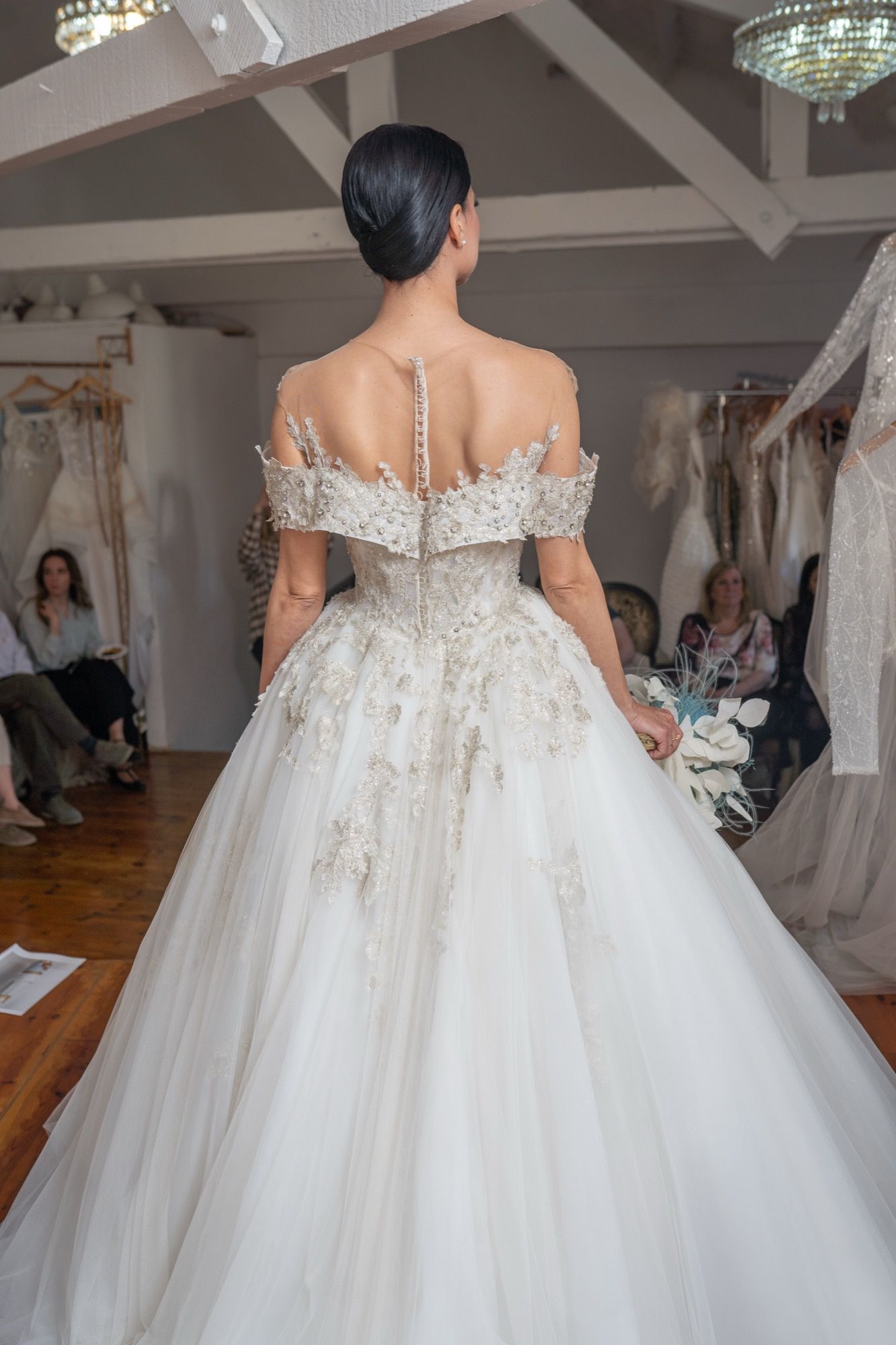 Vestido de novia de corte princesa, hombros caídos, encaje profusamente bordado — Oksana Dorenska