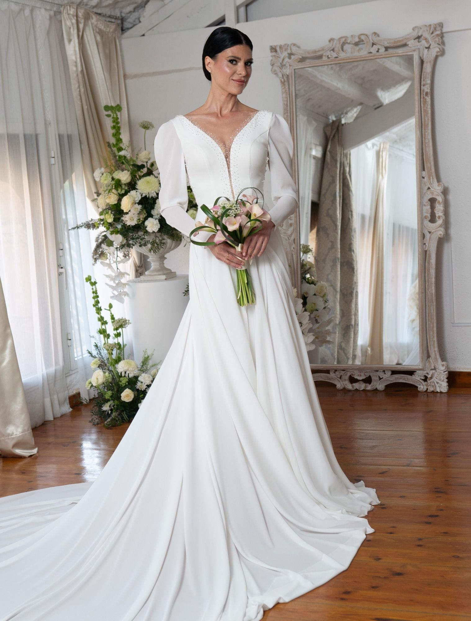 Vestido de novia de manga larga, escote profundo en V, bordado y cola circular — Oksana Dorenska