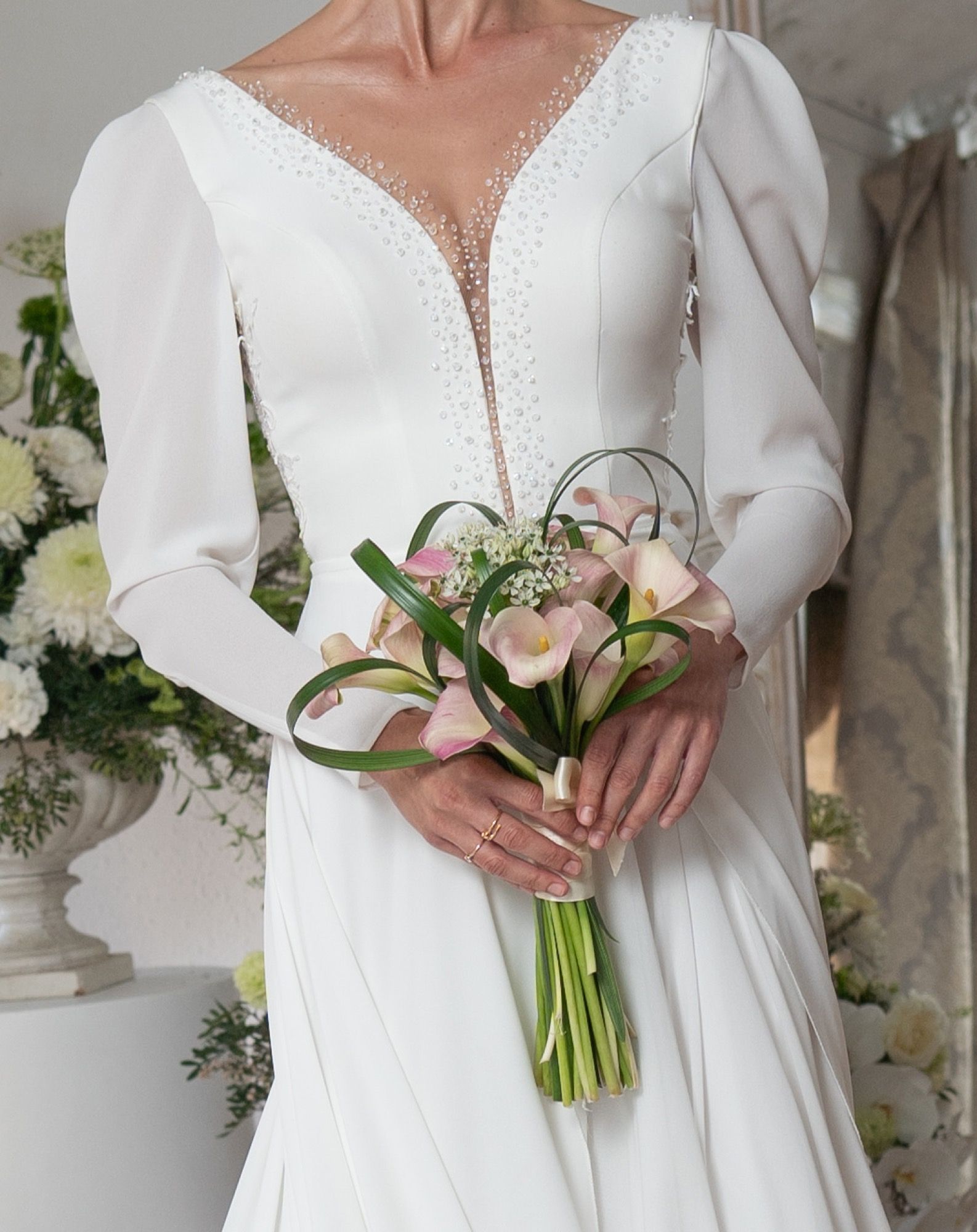 Vestido de novia de manga larga, escote profundo en V, bordado y cola circular — Oksana Dorenska