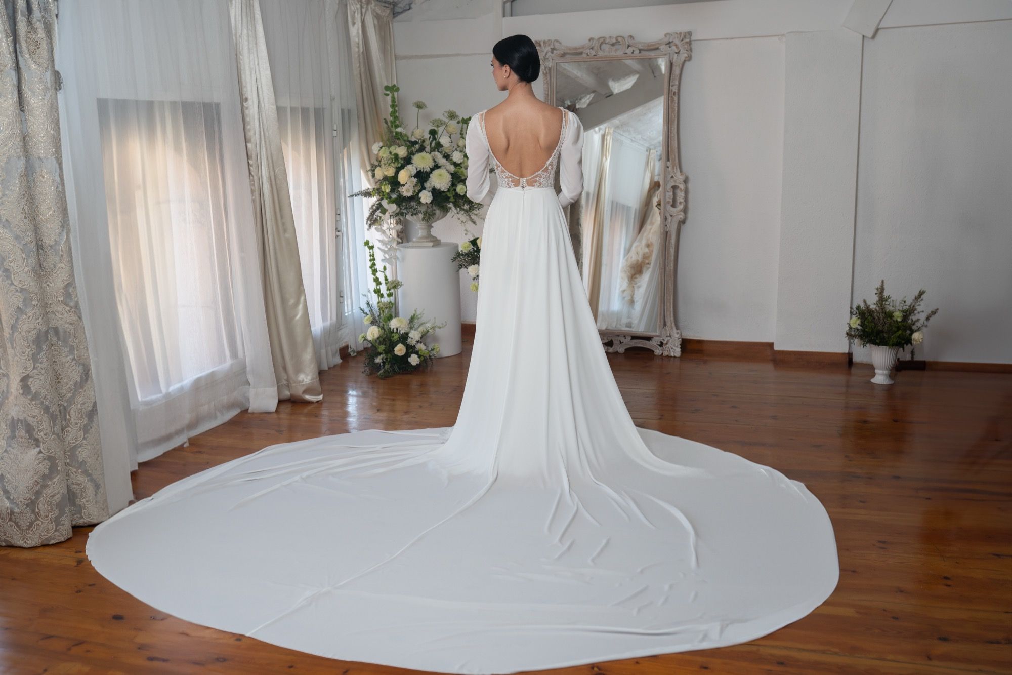 Vestido de novia de manga larga, escote profundo en V, bordado y cola circular — Oksana Dorenska