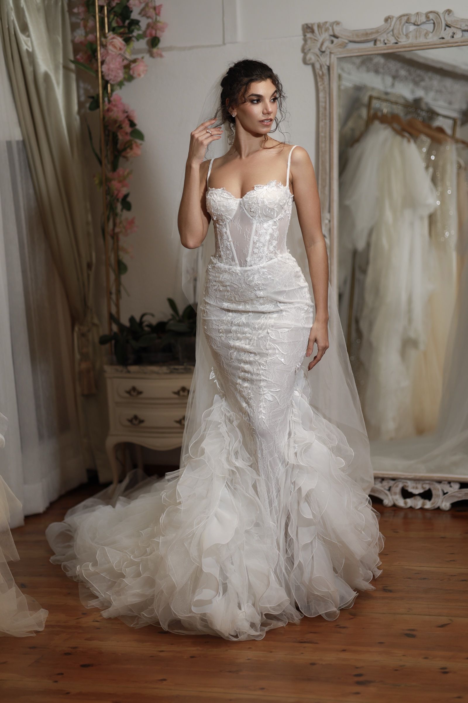 Mermaid wedding dress with straight neckline and feather skirt — Oksana Dorenska