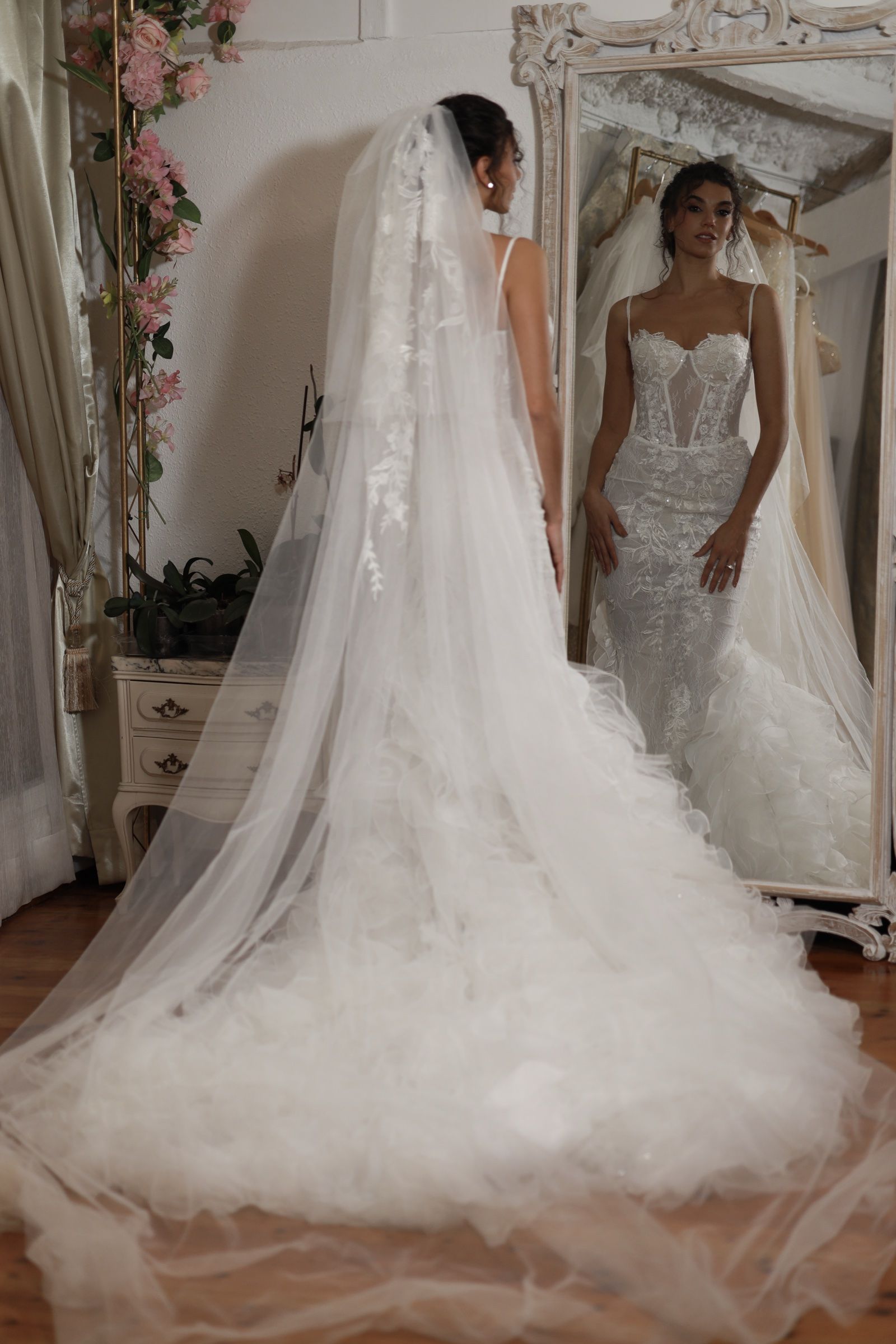 Mermaid wedding dress with straight neckline and feather skirt — Oksana Dorenska