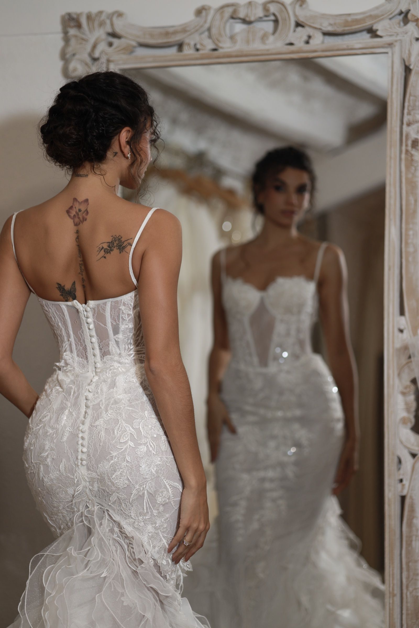 Mermaid wedding dress with straight neckline and feather skirt — Oksana Dorenska