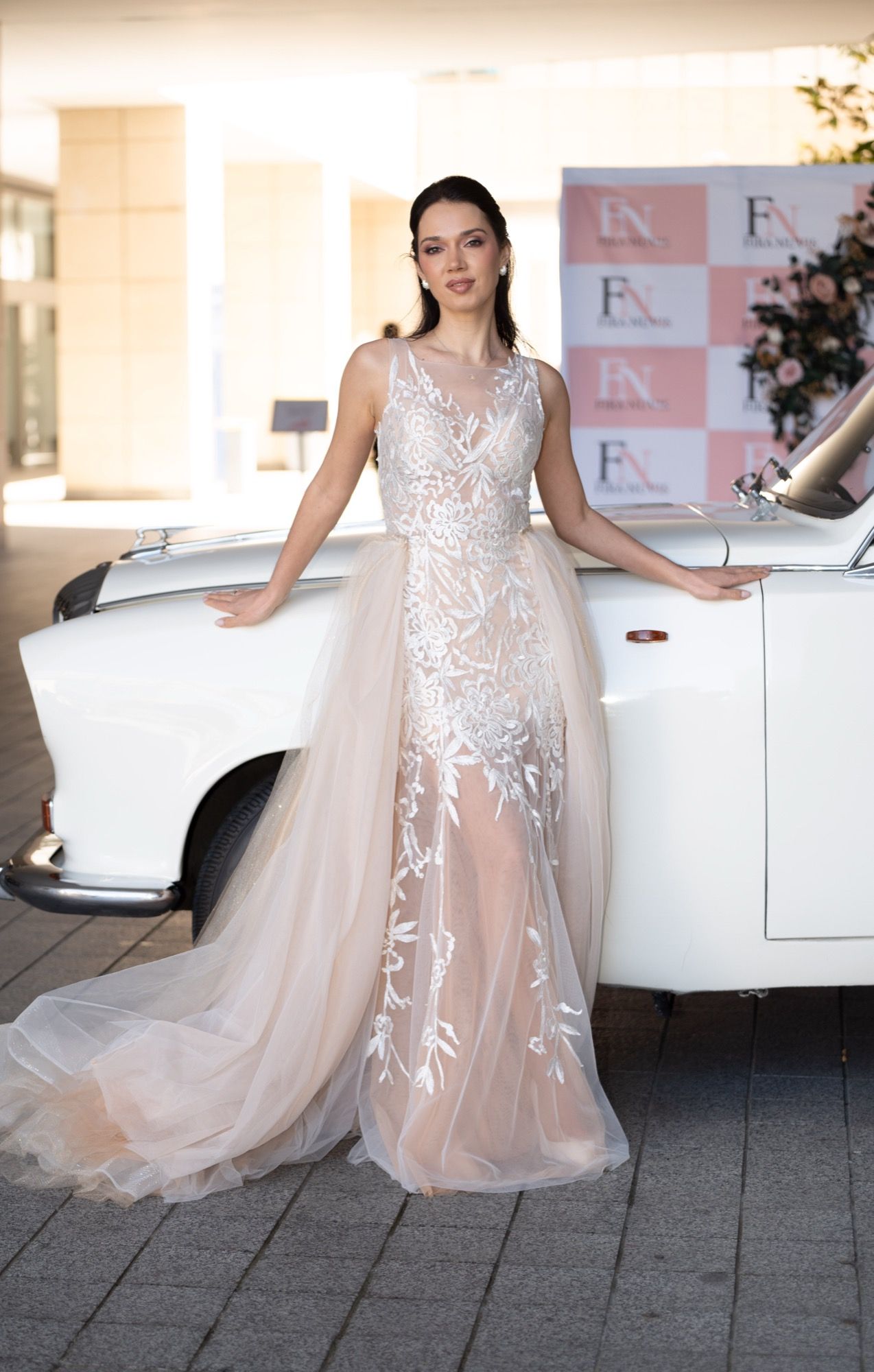 Vestido de novia sirena de encaje floral bordado, con overlay y cola de tul — Oksana Dorenska