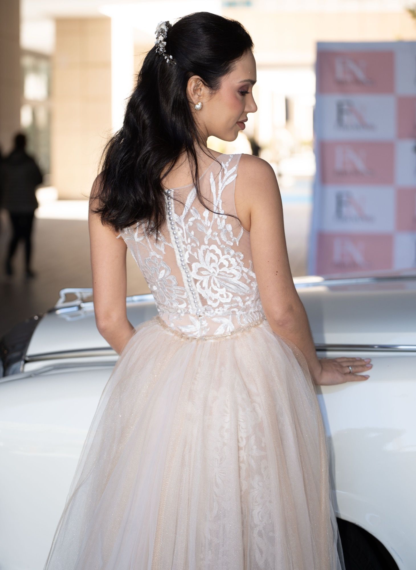 Vestido de novia sirena de encaje floral bordado, con overlay y cola de tul — Oksana Dorenska