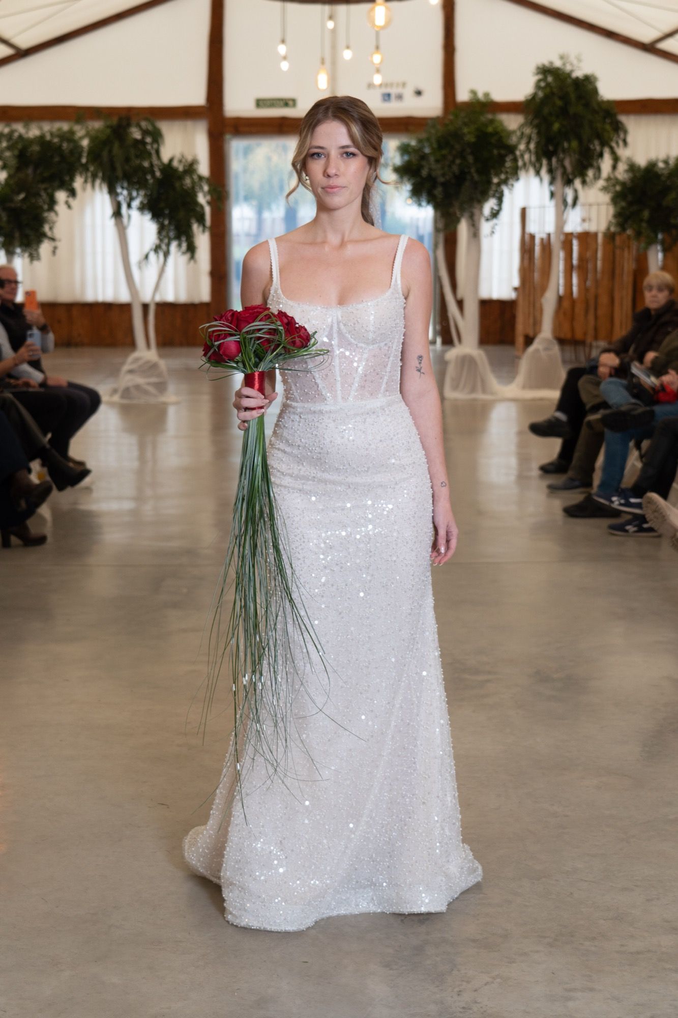 Vestido de novia recto de lentejuelas y perlas, tirantes finos — Oksana Dorenska