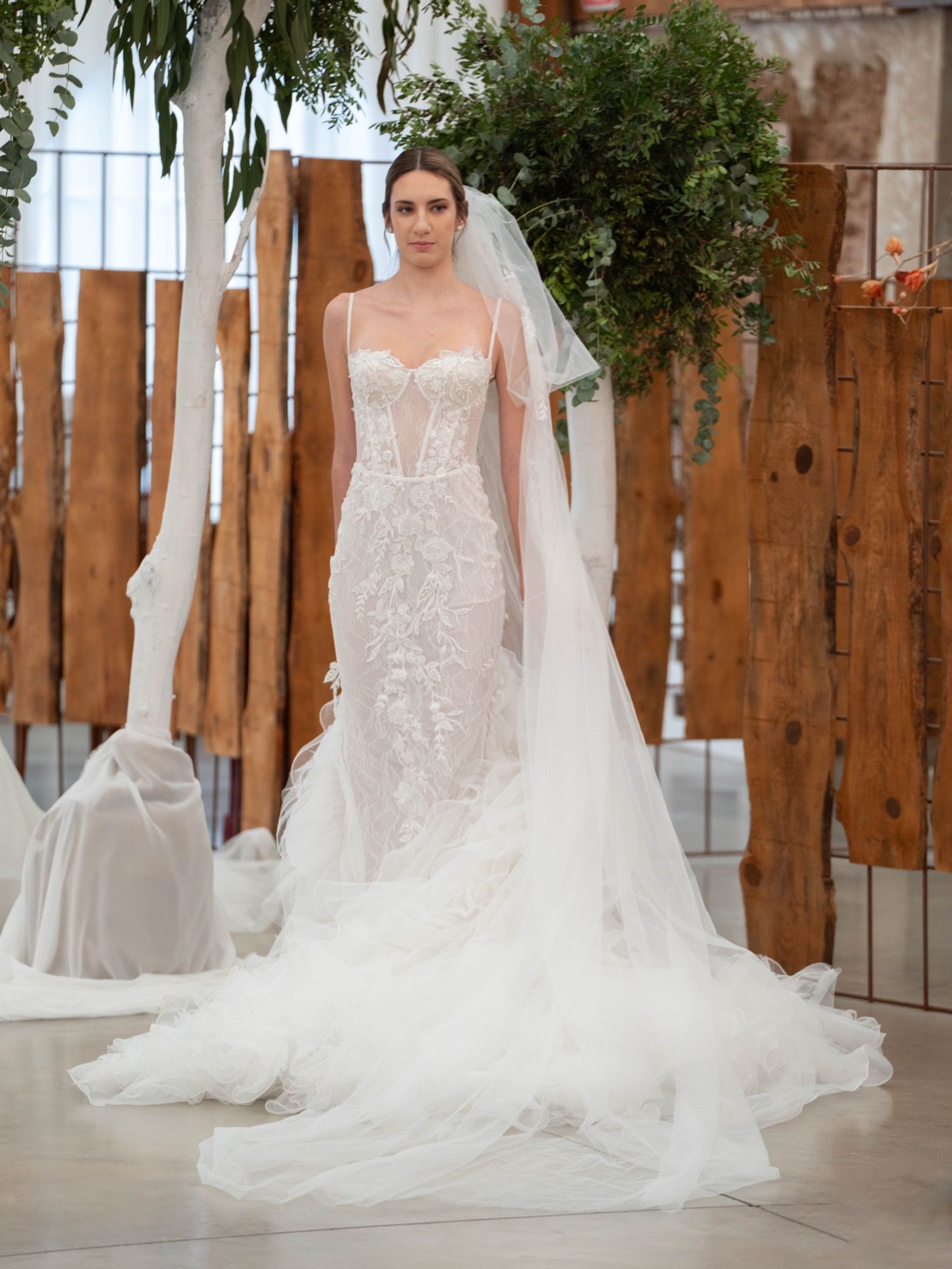 Vestido de novia sirena de encaje con tirantes finos, cola de tul con volantes — Oksana Dorenska