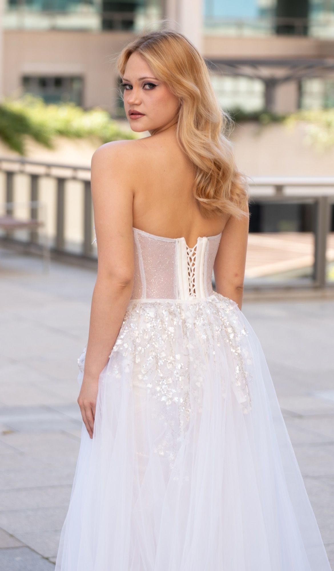 Vestido de novia de corte princesa sin tirantes, corsé bordado con aplicaciones florales — Oksana Dorenska