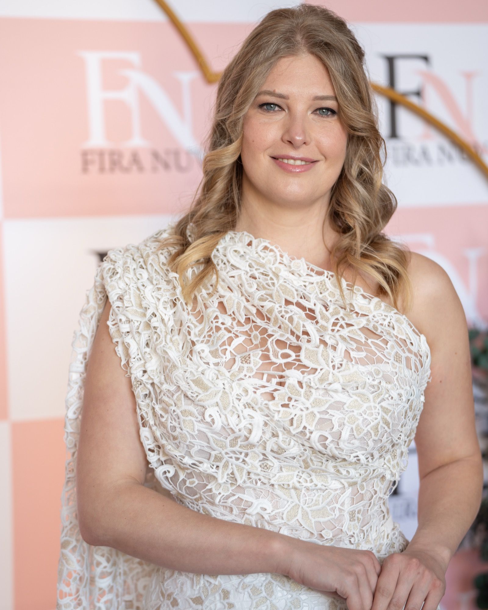 Vestido de novia línea A de encaje de crochet, un hombro con capa drapeada — Oksana Dorenska
