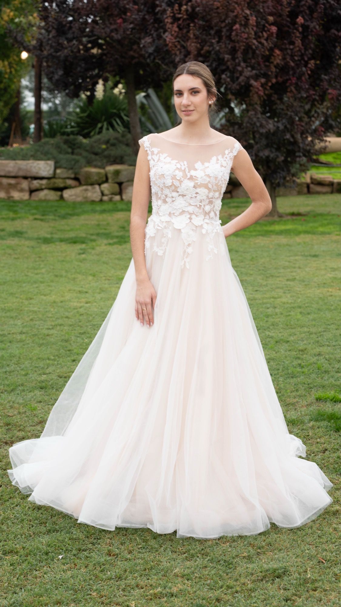 Vestido de novia de corte princesa, escote barco ilusión, encaje floral, falda de tul rosa empolvado — Oksana Dorenska