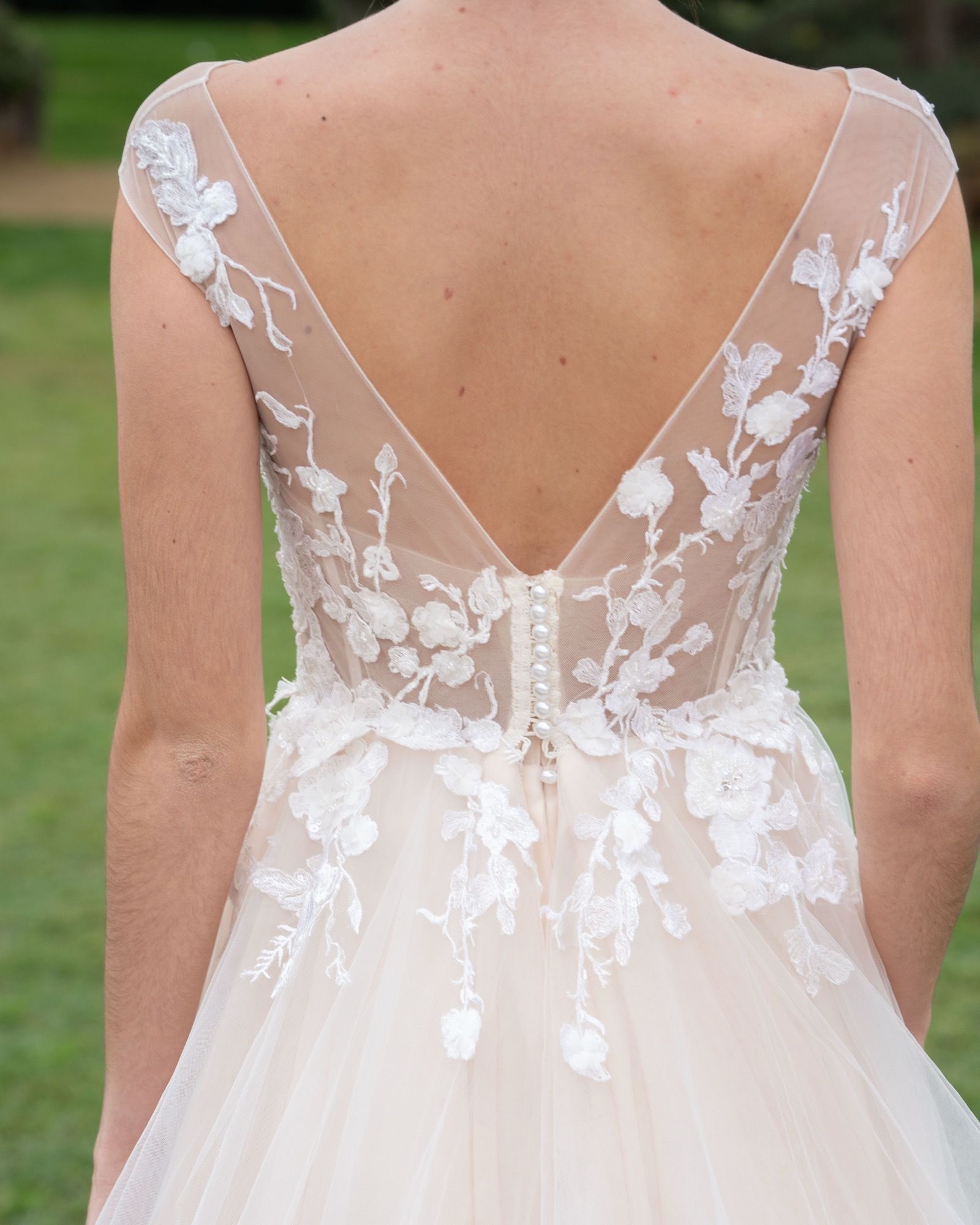 Vestido de novia de corte princesa, escote barco ilusión, encaje floral, falda de tul rosa empolvado — Oksana Dorenska