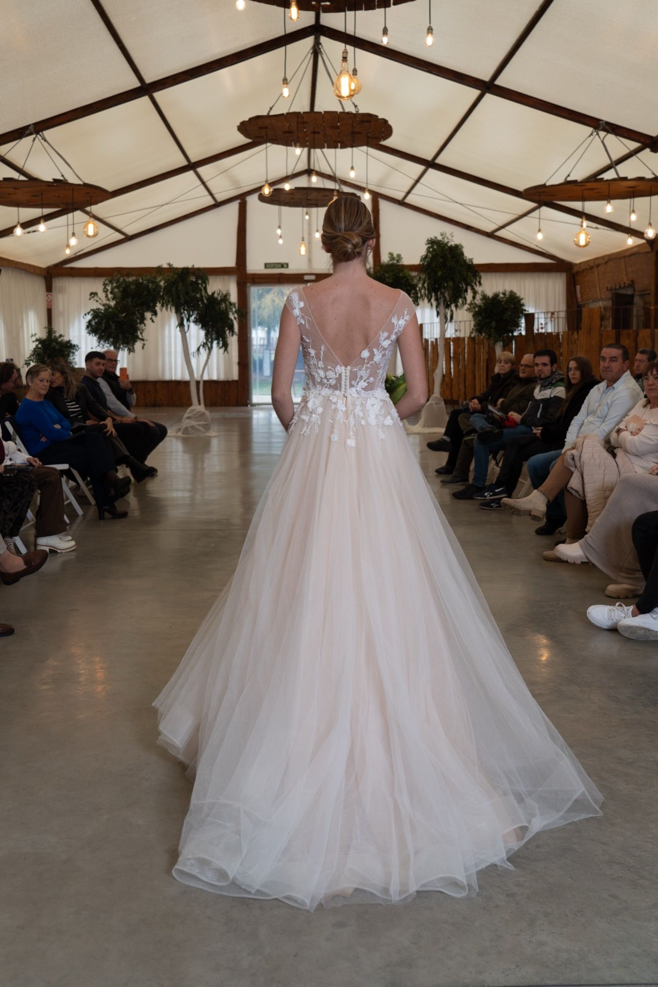 Vestido de novia de corte princesa, escote barco ilusión, encaje floral, falda de tul rosa empolvado — Oksana Dorenska