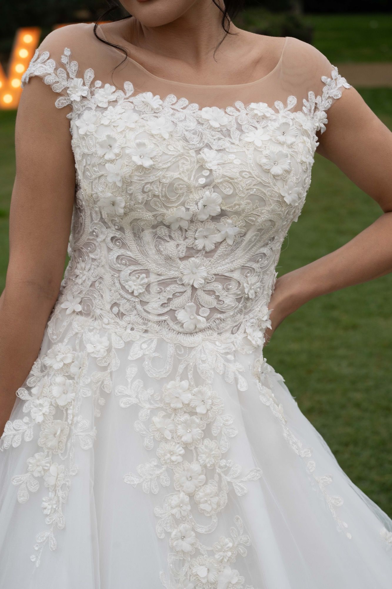 Vestido de novia de corte princesa, hombros caídos, cuerpo de encaje floral bordado, espalda de escote en V con botones de perla, falda de tul rosa empolvado — Oksana Dorenska