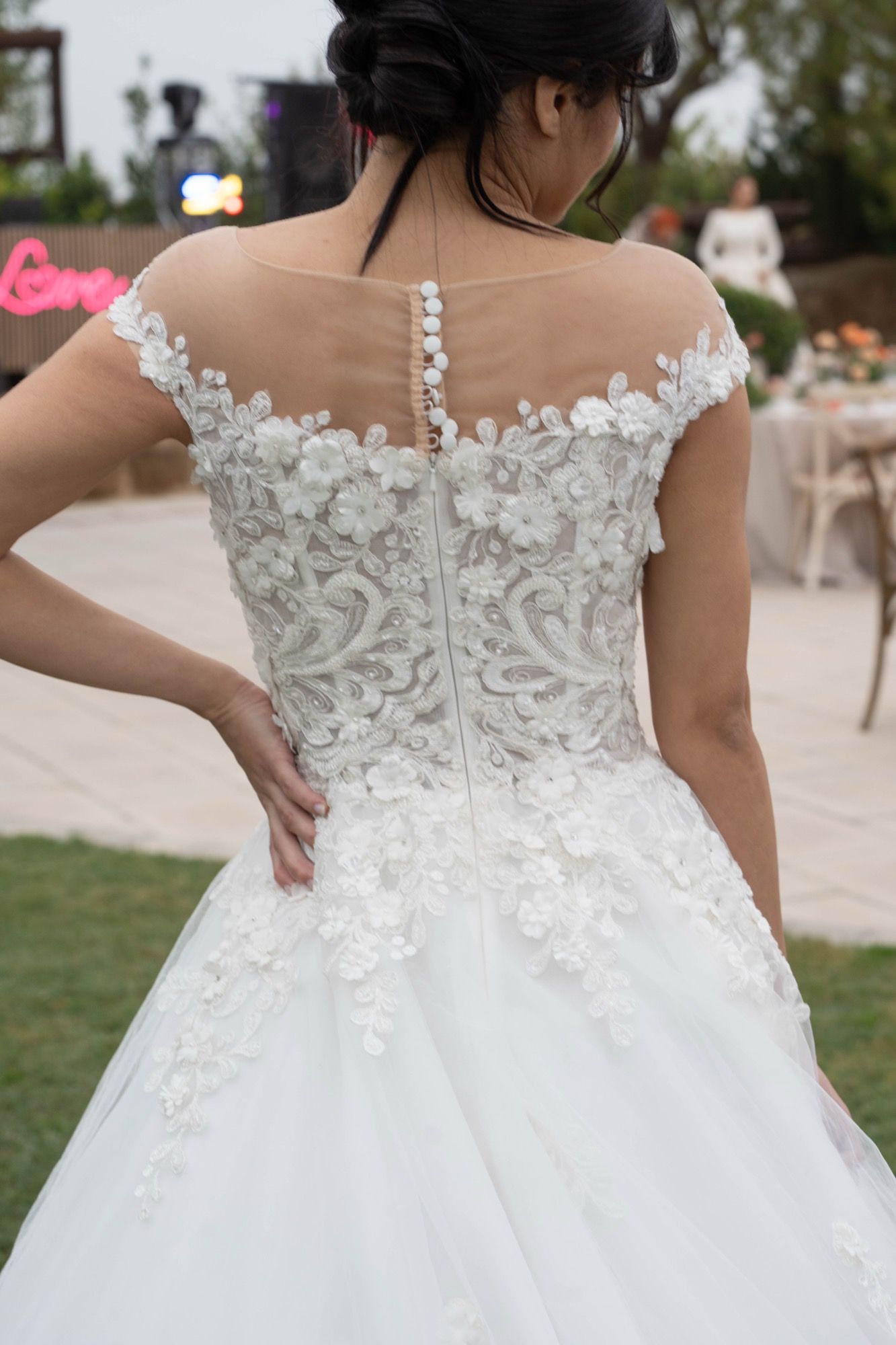 Vestido de novia de corte princesa, hombros caídos, cuerpo de encaje floral bordado, espalda de escote en V con botones de perla, falda de tul rosa empolvado — Oksana Dorenska